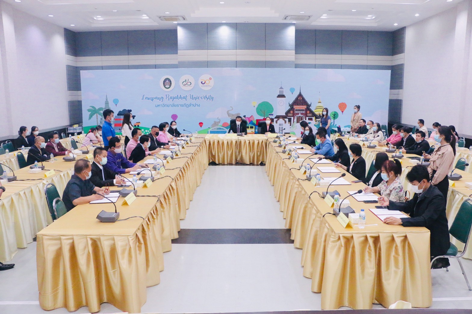 พช.ลำปาง ร่วมพิธีการลงนามบันทึกข้อตกลงโครงการยกระดับเศรษฐกิจและสังคม รายตำบลแบบบูรณาการ  (มหาวิทยาลัยสู่ตำบลสร้างรากแก้วให้ประเทศ)  และ โครงการเสริมสร้างสมรรถนะภาคีเครือข่ายการวางแผนพัฒนาเชิงพื้นที่ระดับตำบล  พื้นที่จังหวัดลำปางและจังหวัดลำพูน