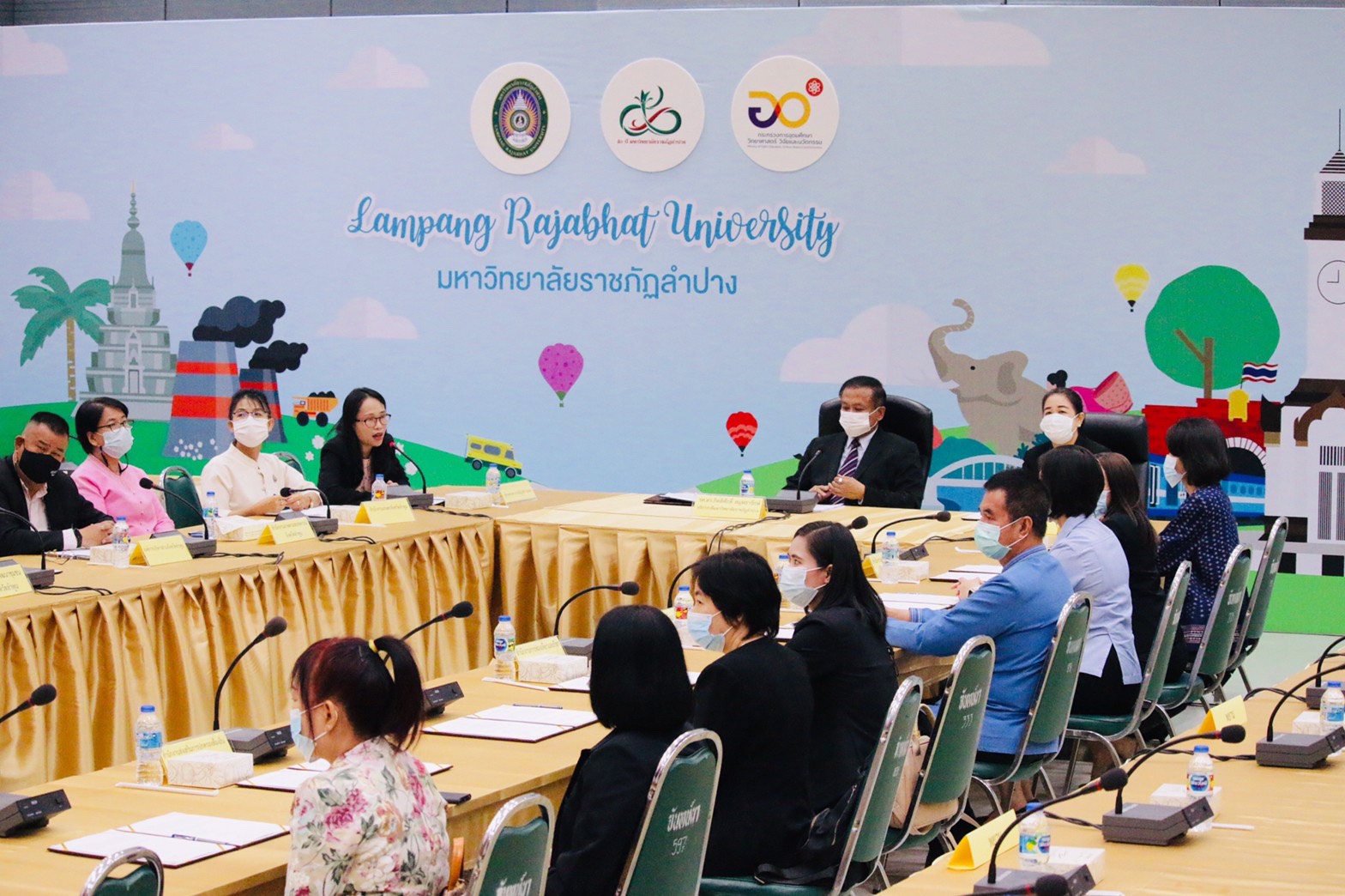 พช.ลำปาง ร่วมพิธีการลงนามบันทึกข้อตกลงโครงการยกระดับเศรษฐกิจและสังคม รายตำบลแบบบูรณาการ  (มหาวิทยาลัยสู่ตำบลสร้างรากแก้วให้ประเทศ)  และ โครงการเสริมสร้างสมรรถนะภาคีเครือข่ายการวางแผนพัฒนาเชิงพื้นที่ระดับตำบล  พื้นที่จังหวัดลำปางและจังหวัดลำพูน