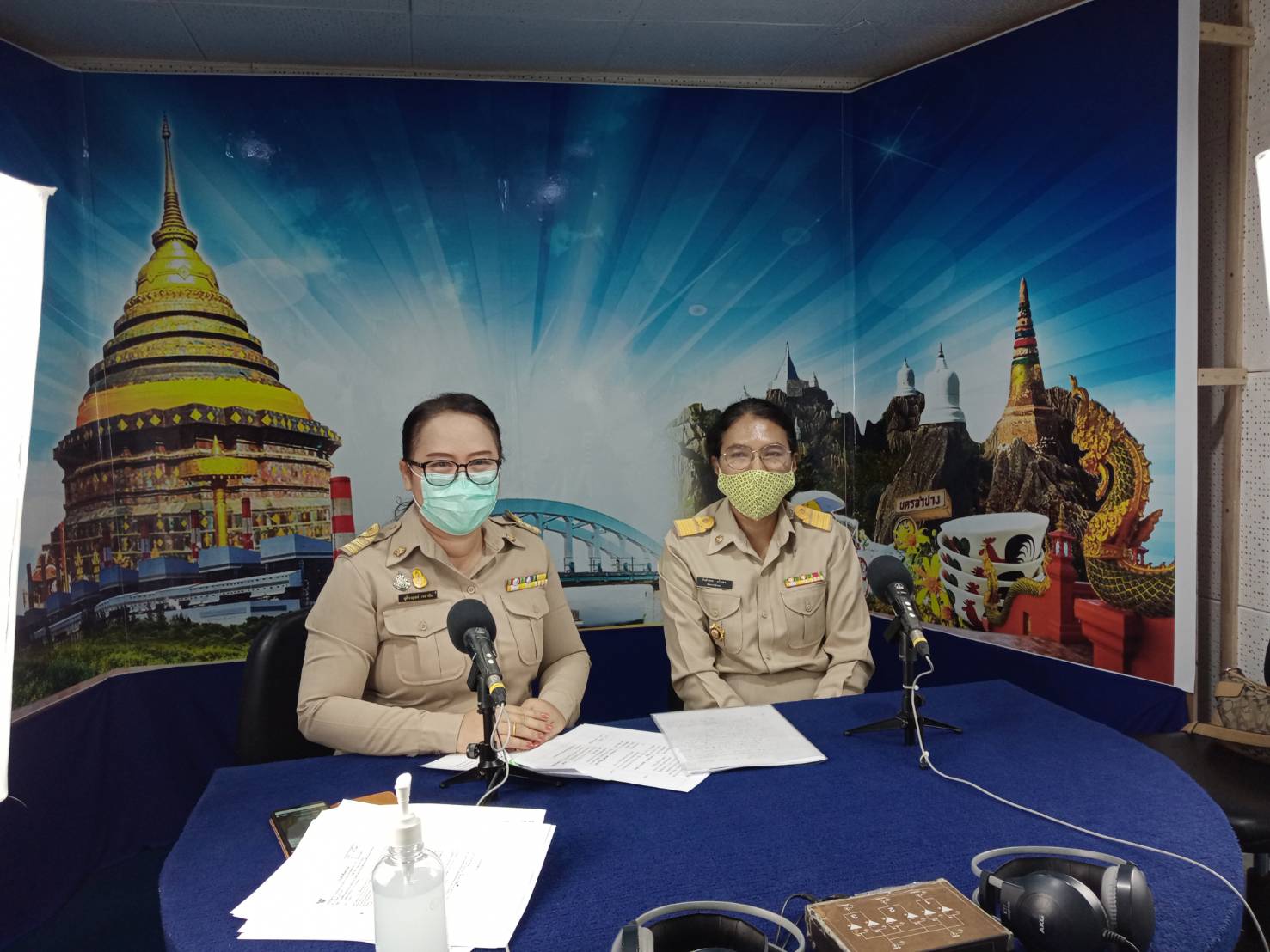 พช.ลำปาง ออกอากาศสี่แยกข่าว กรมประชาสัมพันธ์ ถ่ายทอดเรื่องราวงานผ้าลายพระราชทาน “ผ้าลายขอเจ้าฟ้าสิริวัณณวรีฯ”