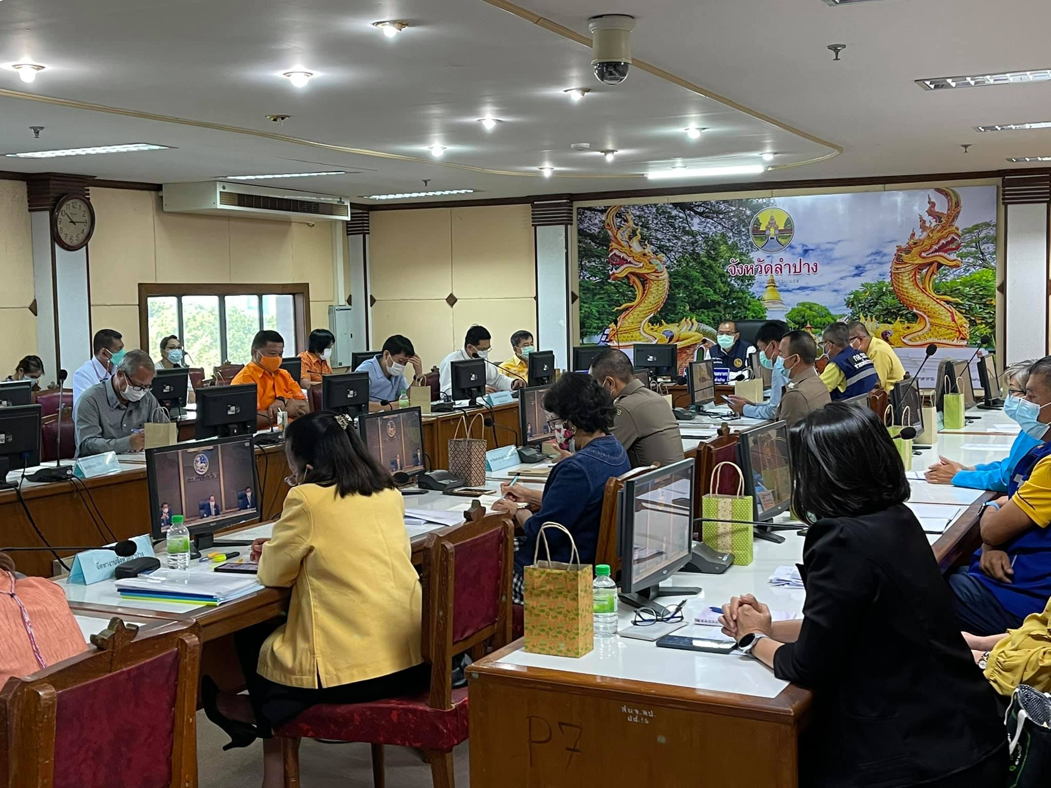 พัฒนาชุมชนจังหวัดลำปางเข้าร่วมประชุมรับมอบนโยบายเพื่อป้องกัน ควบคุมและแก้ไขสถานการณ์การแพร่ระบาดของโรคติดเชื้อไวรัสโคโรนา 2019  ผ่านระบบวีดีทัศน์ทางไกล (Video Conference) ของกระทรวงมหาดไทย