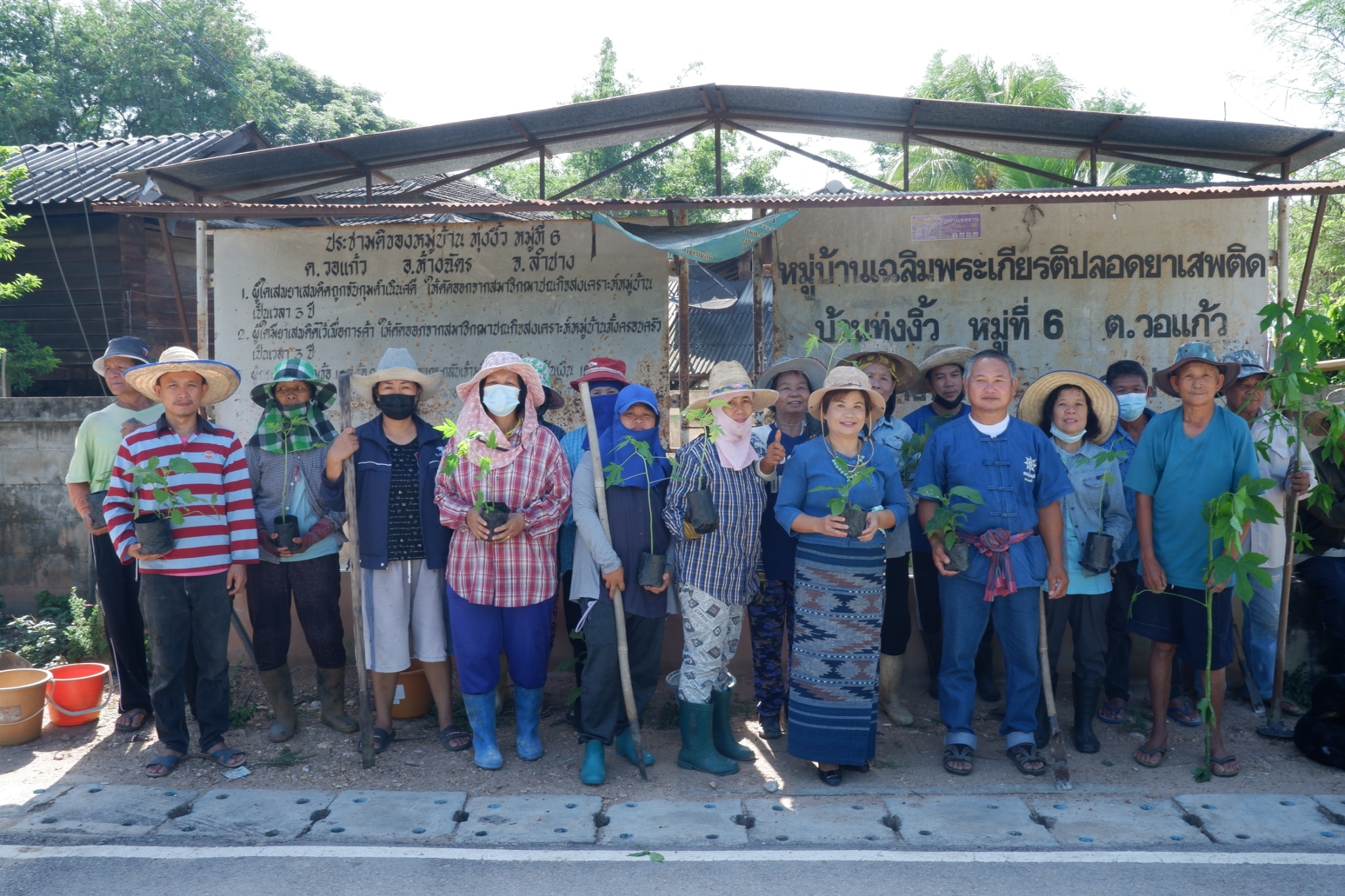 พช.ลำปางดำเนินกิจกรรม “ปลูกพืช ปลูกผัก ปลูกรัก กับ พช.” , “ผู้นำต้องทำก่อน” และ กิจกรรม “ถนนกินได้” ในพื้นที่  3 อำเภอ