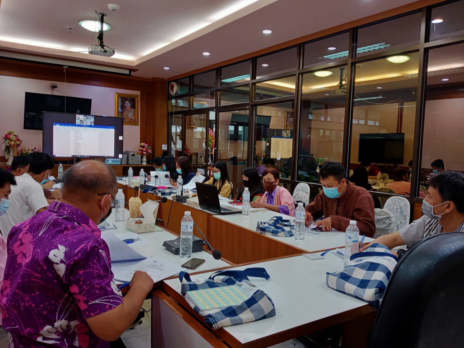 พช. ลำปาง เข้าร่วมประชุมเชิงปฏิบัติการเสริมสร้างความรู้ และทักษะการขับเคลื่อนงานกองทุนชุมชนตามหลักธรรมาภิบาล  ผ่านระบบ VDO Conference