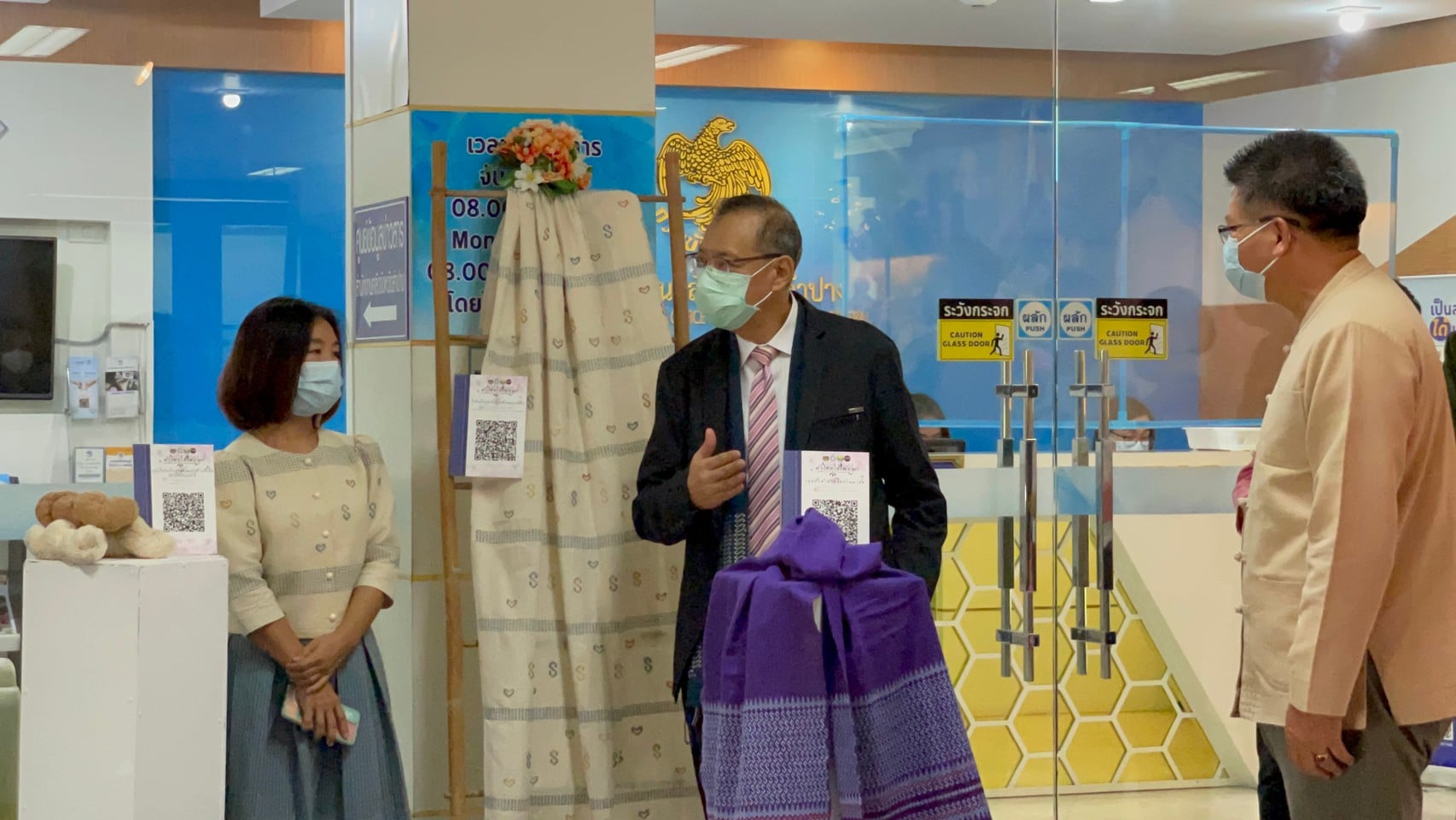 ผู้ว่าราชการจังหวัดลำปาง เยี่ยมชมนิทรรศการแสดงผลงาน “ผ้าลายขอเจ้าฟ้าสิริวัณณวรี ฯ” จุดประกายแนวคิดและพัฒนาต่อยอดผลิตภัณฑ์ผ้าไทย ให้มีชื่อเสียงในระดับสากล