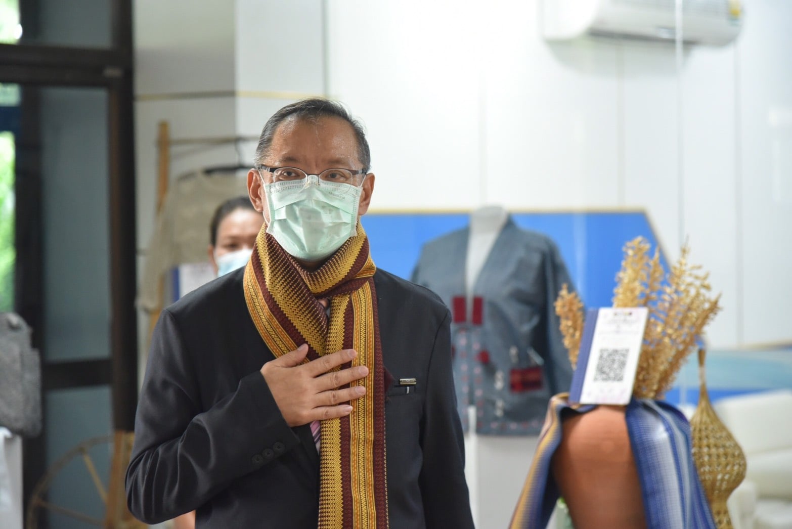 ผู้ว่าราชการจังหวัดลำปาง เยี่ยมชมนิทรรศการแสดงผลงาน “ผ้าลายขอเจ้าฟ้าสิริวัณณวรี ฯ” จุดประกายแนวคิดและพัฒนาต่อยอดผลิตภัณฑ์ผ้าไทย ให้มีชื่อเสียงในระดับสากล