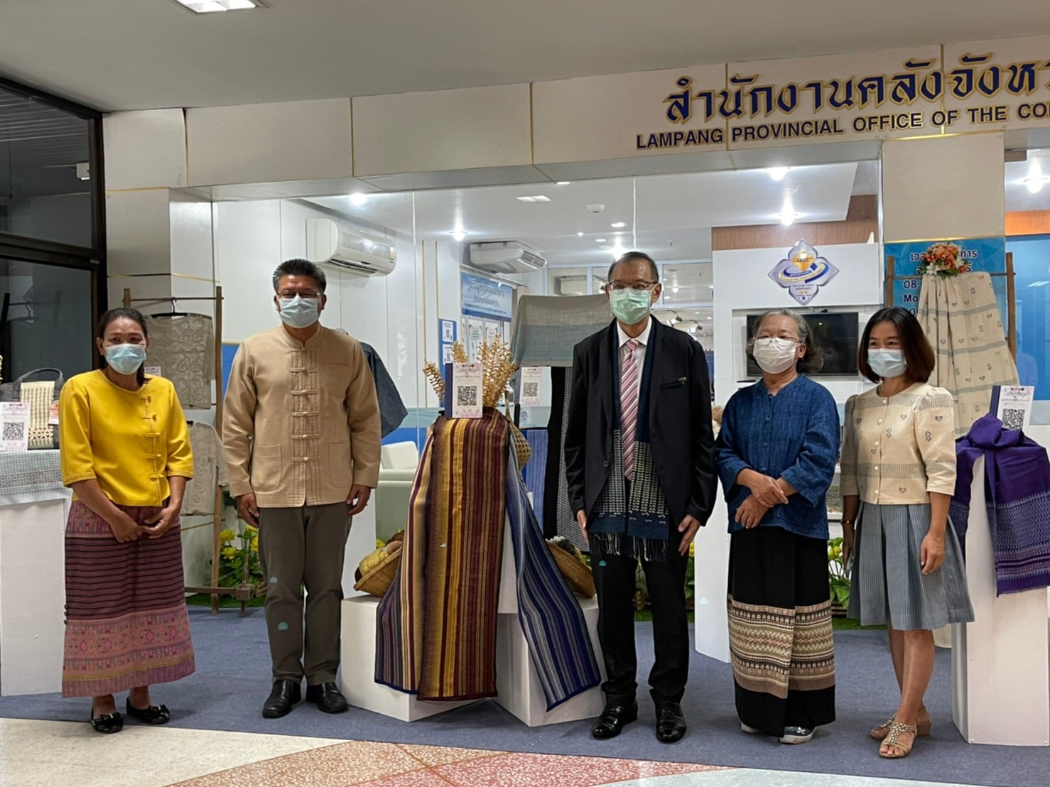 ผู้ว่าราชการจังหวัดลำปาง เยี่ยมชมนิทรรศการแสดงผลงาน “ผ้าลายขอเจ้าฟ้าสิริวัณณวรี ฯ” จุดประกายแนวคิดและพัฒนาต่อยอดผลิตภัณฑ์ผ้าไทย ให้มีชื่อเสียงในระดับสากล