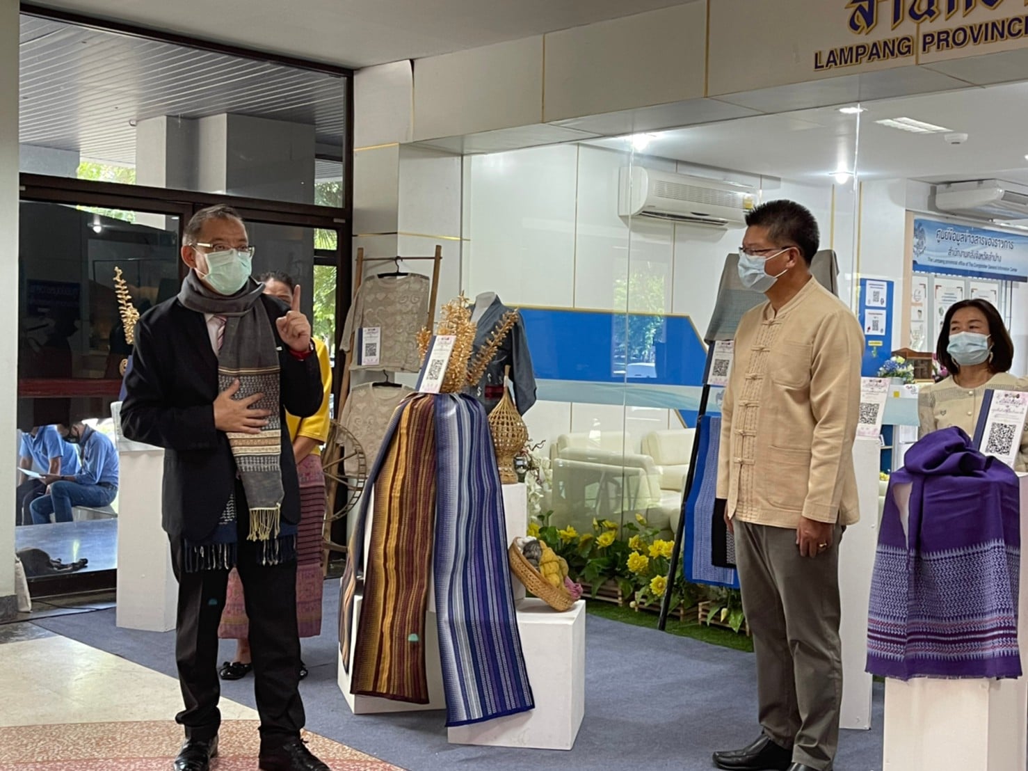 ผู้ว่าราชการจังหวัดลำปาง เยี่ยมชมนิทรรศการแสดงผลงาน “ผ้าลายขอเจ้าฟ้าสิริวัณณวรี ฯ” จุดประกายแนวคิดและพัฒนาต่อยอดผลิตภัณฑ์ผ้าไทย ให้มีชื่อเสียงในระดับสากล