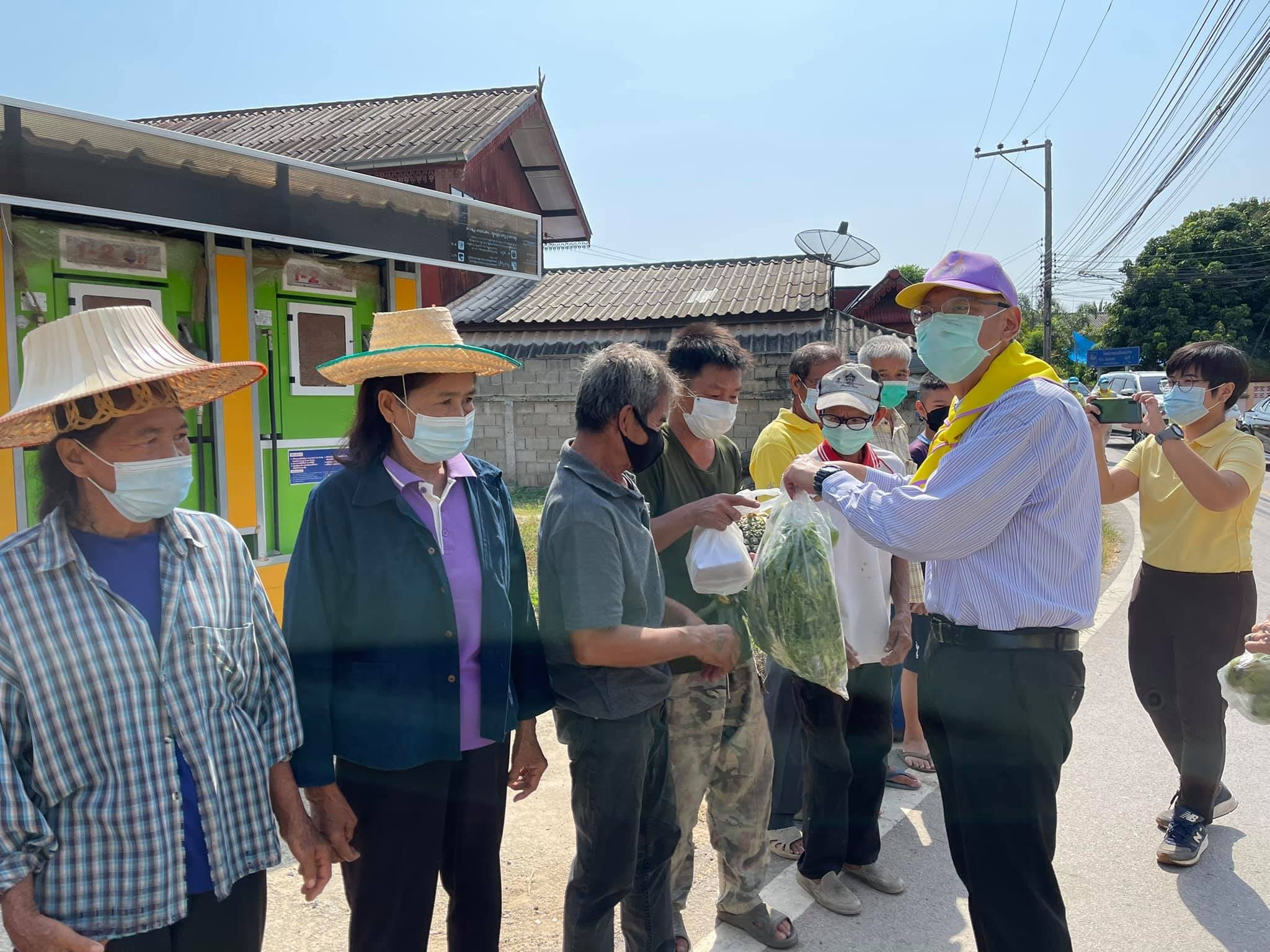 พช. ลำปาง ร่วมกิจกรรมจิตอาสาบำเพ็ญสาธารณประโยชน์ “มีแล้วแบ่งปัน” เนื่องในโอกาสวันเฉลิมพระชนมพรรษาสมเด็จพระนางเจ้าฯ พระบรมราชินี