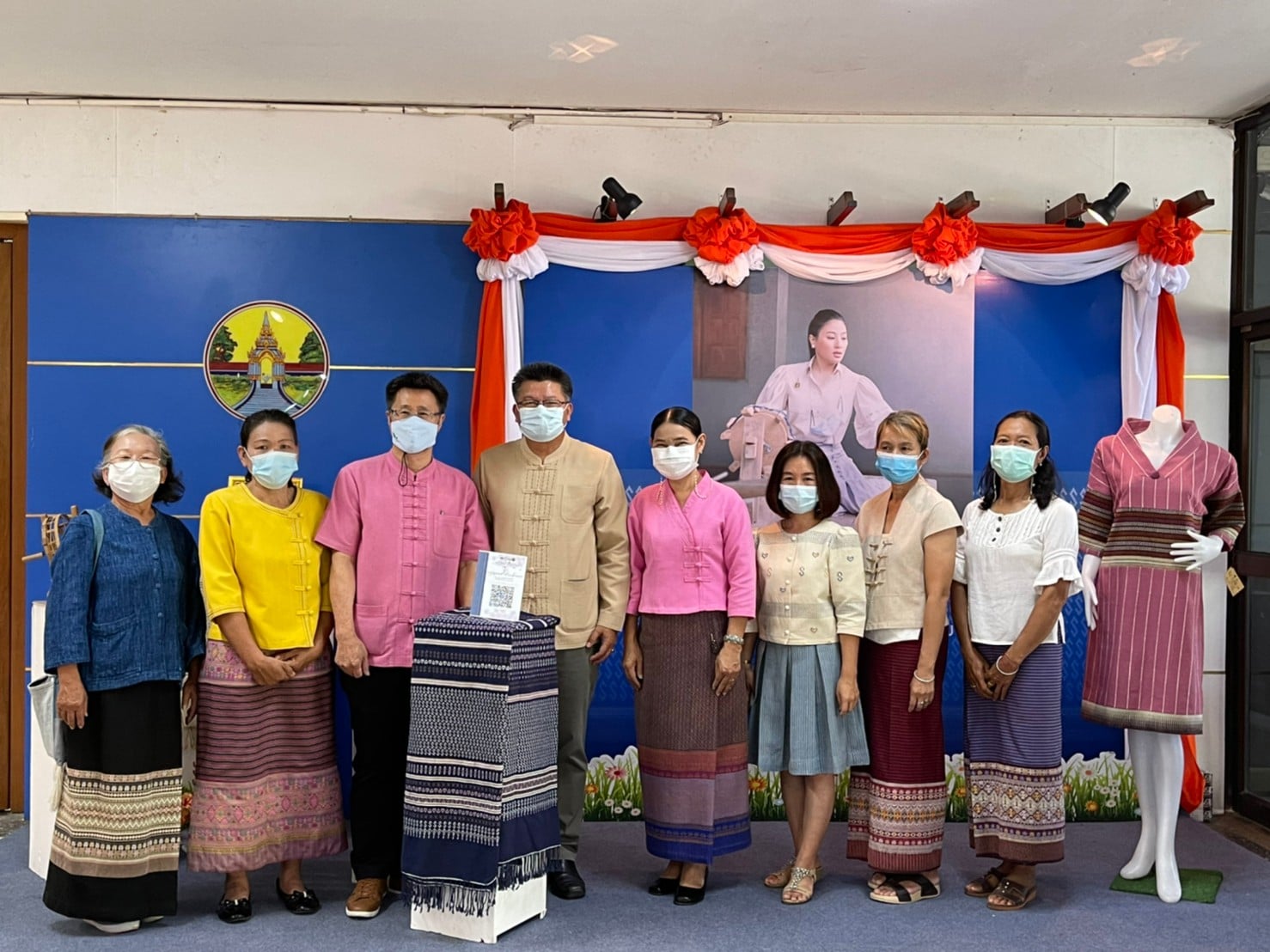 ผู้ว่าราชการจังหวัดลำปาง เยี่ยมชมนิทรรศการแสดงผลงาน “ผ้าลายขอเจ้าฟ้าสิริวัณณวรี ฯ” จุดประกายแนวคิดและพัฒนาต่อยอดผลิตภัณฑ์ผ้าไทย ให้มีชื่อเสียงในระดับสากล