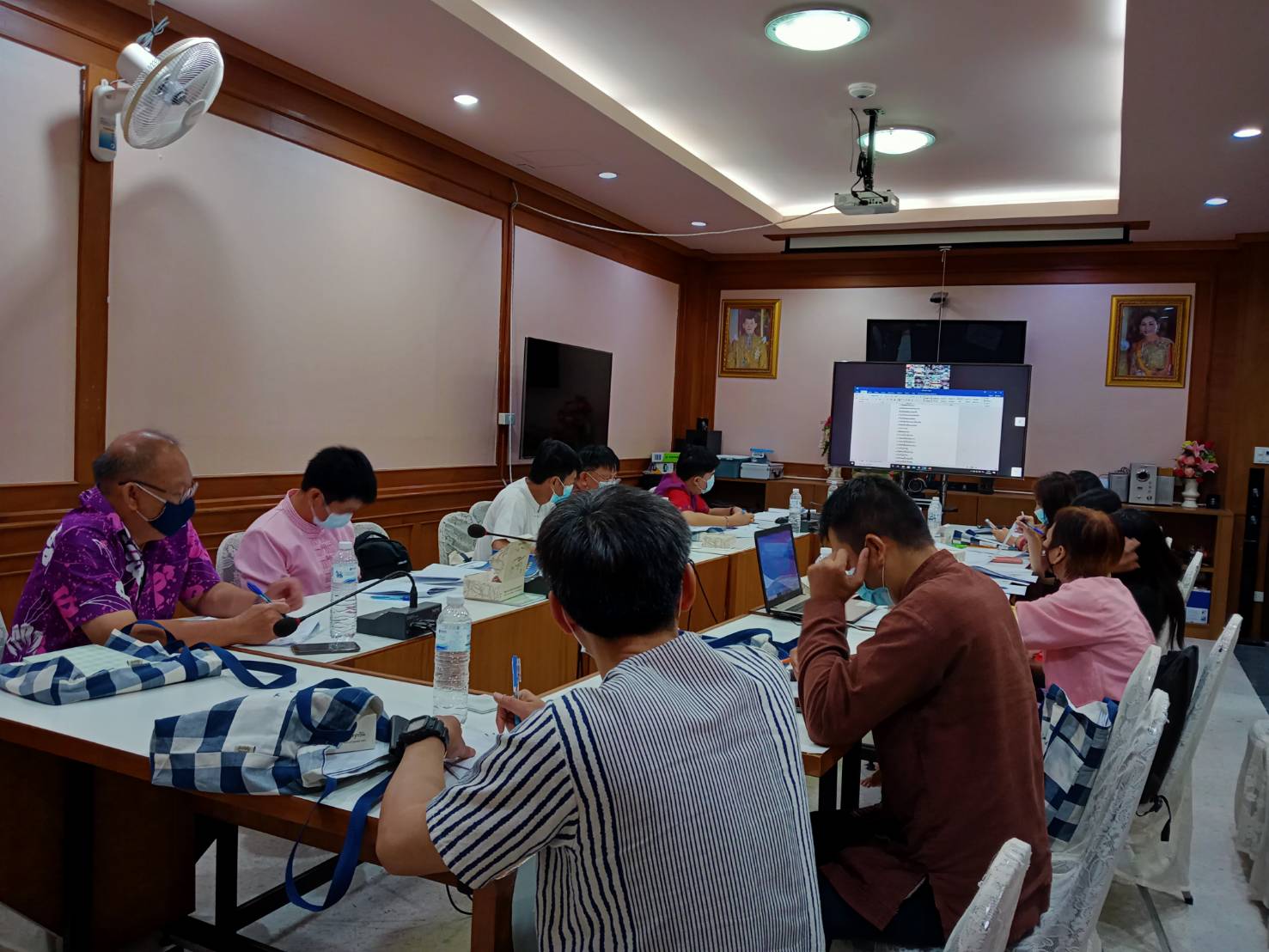 พช. ลำปาง เข้าร่วมประชุมเชิงปฏิบัติการเสริมสร้างความรู้ และทักษะการขับเคลื่อนงานกองทุนชุมชนตามหลักธรรมาภิบาล  ผ่านระบบ VDO Conference