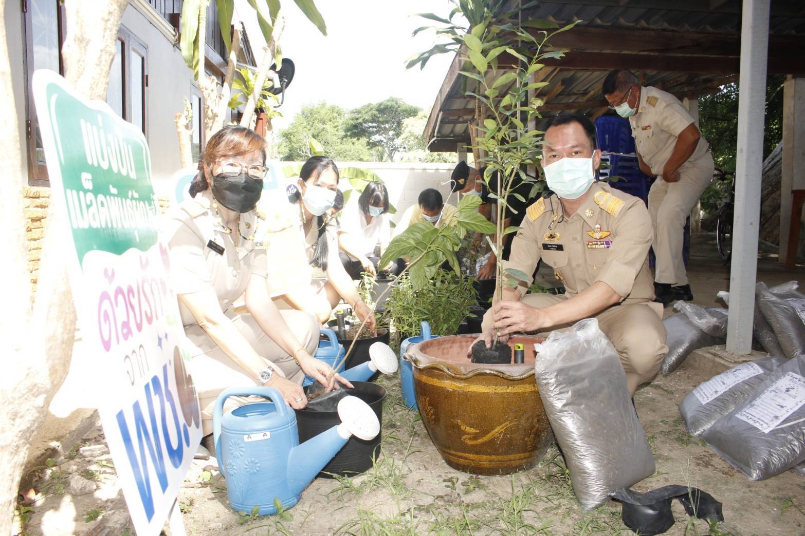 พช.ลำปางดำเนินกิจกรรม “ปลูกพืช ปลูกผัก ปลูกรัก กับ พช.” , “ผู้นำต้องทำก่อน” และ กิจกรรม “ถนนกินได้” ในพื้นที่  3 อำเภอ
