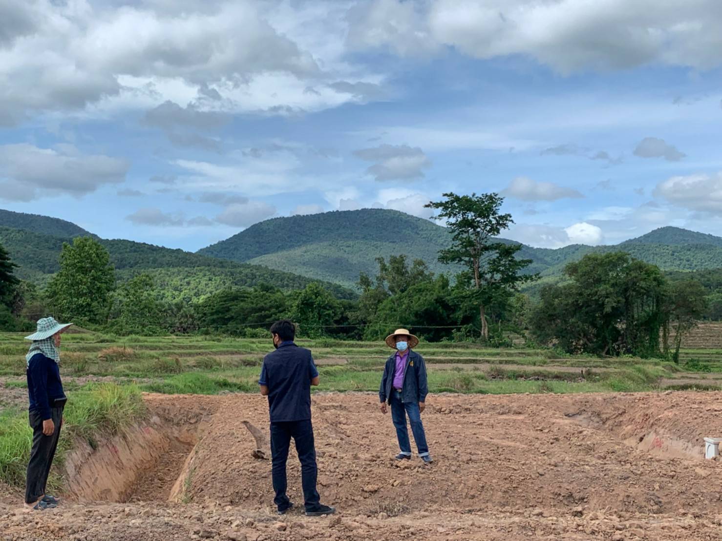 พช.ลำปาง เดินหน้าขับเคลื่อนโครงการพัฒนาหมู่บ้านเศรษฐกิจพอเพียง พัฒนาศูนย์เรียนรู้ทฤษฎีใหม่รูปแบบ “โคก หนอง นา พช.”
