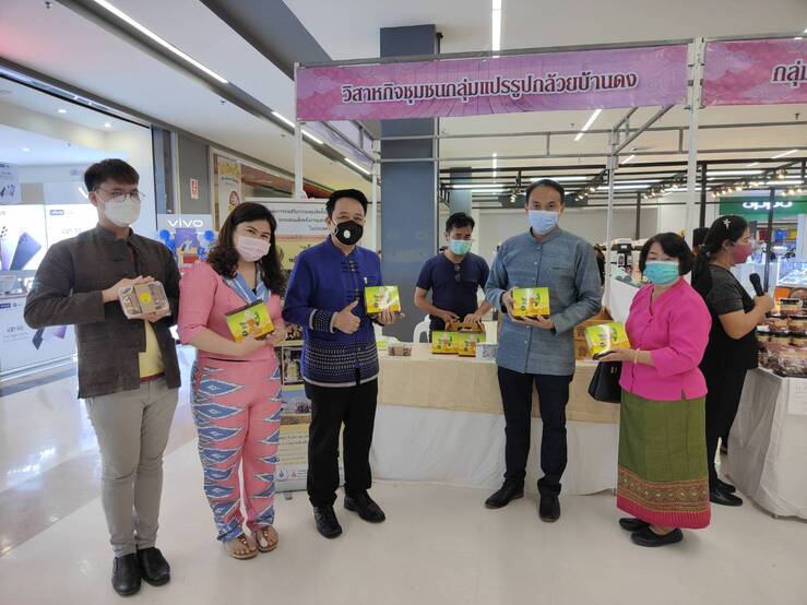 พช.ลำปาง ร่วมกับเครือข่ายองค์ความรู้ KBO จังหวัด จัดกิจกรรมทดลองตลาดแสดงผลิตภัณฑ์และจัดจำหน่าย