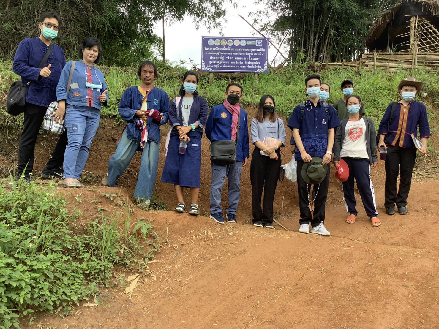 พช.ลำปางร่วมกับ ศพช.ลำปางและเครือข่าย “โคก หนอง นา โมเดล” อำเภองาว ลงพื้นที่ถอดองค์ความรู้ครัวเรือนเป้าหมายและสมาชิกกลุ่มเอามื้อสามัคคีบ้านแม่ฮ่าง