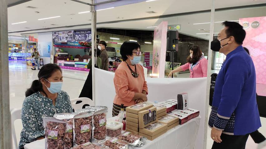 พช.ลำปาง ร่วมกับเครือข่ายองค์ความรู้ KBO จังหวัด จัดกิจกรรมทดลองตลาดแสดงผลิตภัณฑ์และจัดจำหน่าย