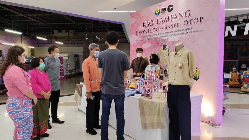 พช.ลำปาง ร่วมกับเครือข่ายองค์ความรู้ KBO จังหวัด จัดกิจกรรมทดลองตลาดแสดงผลิตภัณฑ์และจัดจำหน่าย
