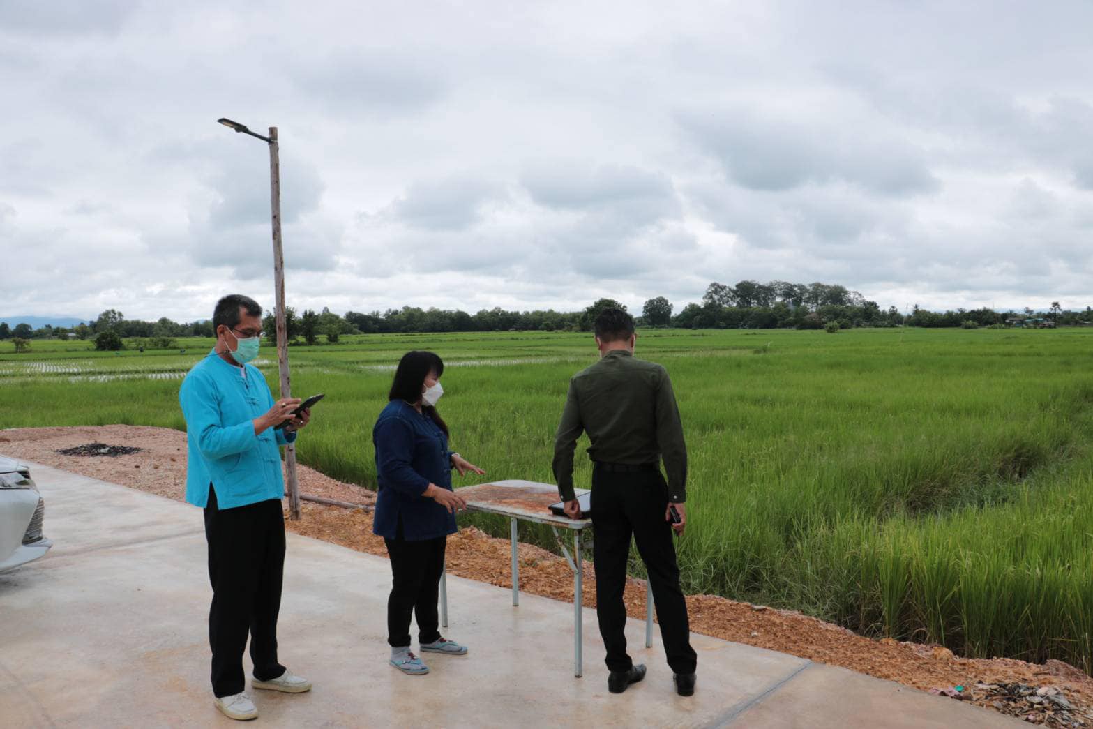 รองพ่อเมืองลำปาง นำทีมลงพื้นที่เร่งรัดติดตามความก้าวหน้า โครงการพัฒนาพื้นที่ต้นแบบการพัฒนาคุณภาพชีวิตตามหลักทฤษฎีใหม่ประยุกต์สู่ “โคก หนอง นา โมเดล”