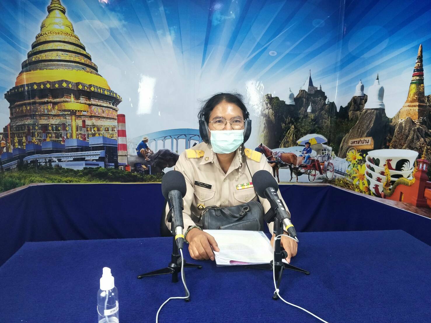 พช.ลำปาง ประชาสัมพันธ์กิจกรรม “มอบผ้าไทย แทนคุณ ความห่วงใย ให้คุณแม่” ผ่านรายการ “รอบวันทันข่าว” สวท.ลำปาง FM 97 MHz.