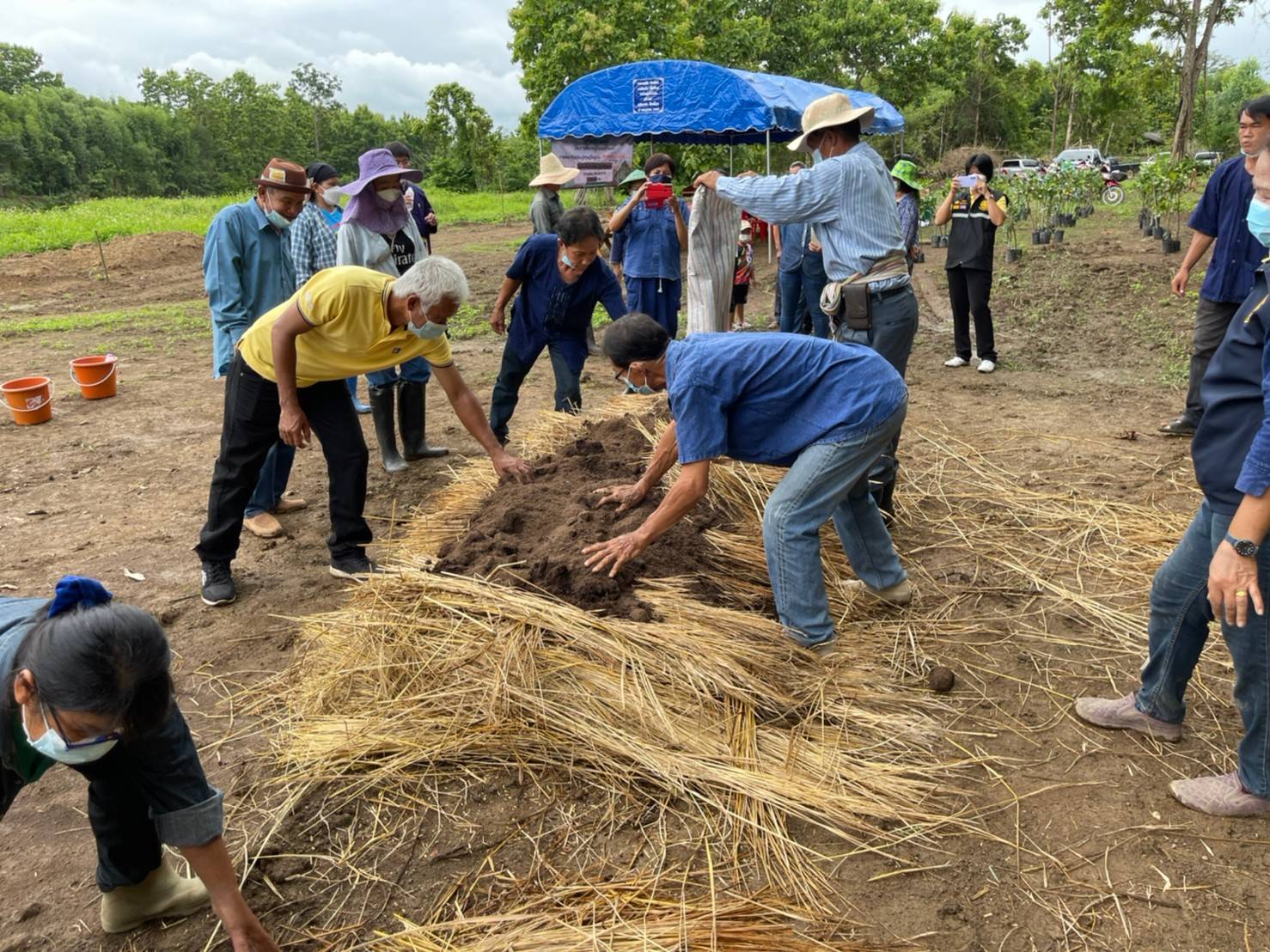 พช.ลำปางจัดกิจกรรม “เอามื้อสามัคคี” ในพื้นที่แปลง “โคก หนอง นา พช.