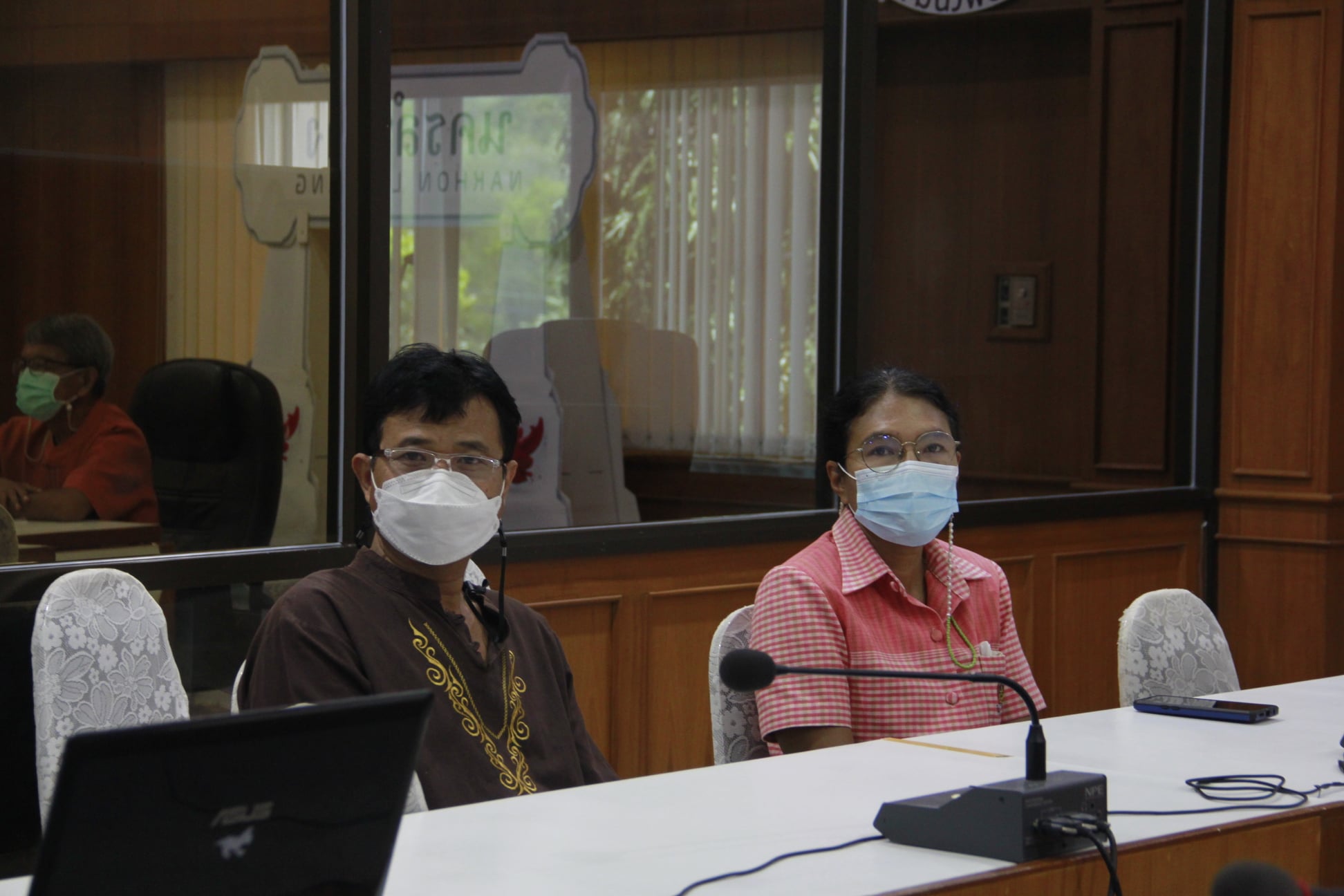 พช.ลำปาง   ร่วมรับชมพิธีมอบแบบผ้าบาติกลายพระราชทาน สมเด็จพระเจ้าลูกเธอเจ้าฟ้าสิริวัณณวรี นารีรัตนราชกัญญา ผ่านระบบ Zoom Cloud Meeting