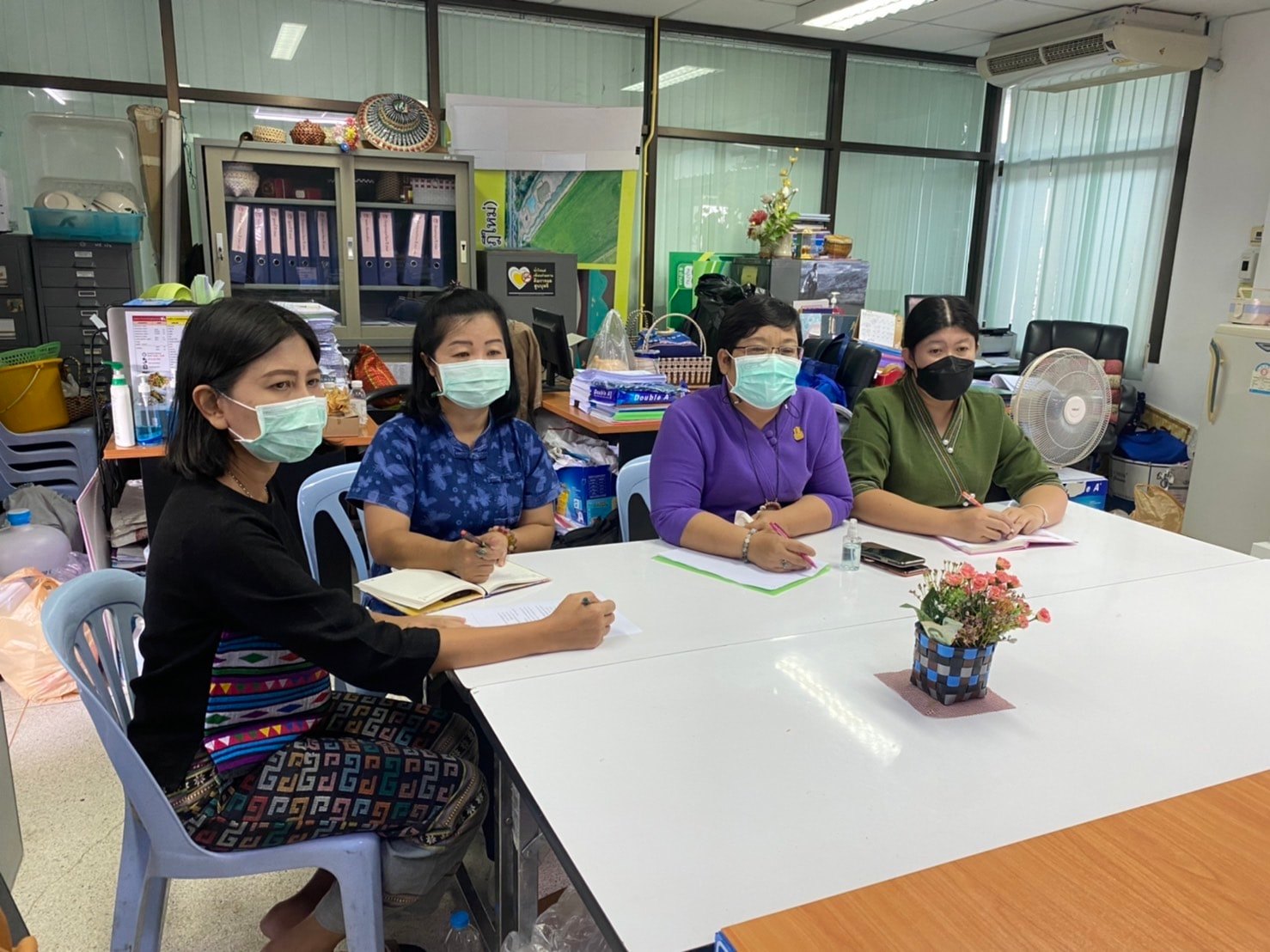 พช.ลำปาง   ร่วมรับฟังการประชุมชี้แจงการขับเคลื่อนการดำเนินงานขจัดความยากจนและพัฒนาคนทุกช่วงวัยอย่างยั่งยืนตามหลักปรัชญาของเศรษฐกิจพอเพียง