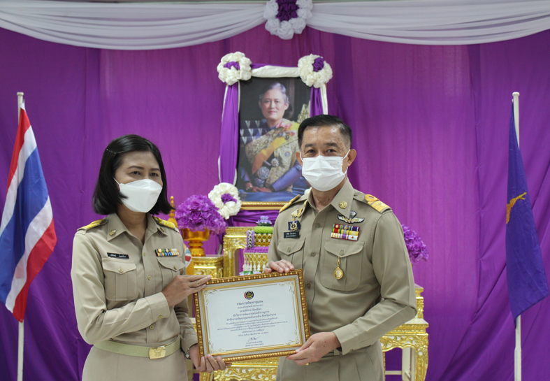 ? พช.ลำปาง เชิดชูเกียรติแก่บุคคลและองค์กรต้นแบบการน้อมนำแนวทางพระราชดำริของสมเด็จพระกนิษฐาธิราชเจ้า กรมสมเด็จพระเทพรัตนราชสุดาฯ สยามบรมราชกุมารี  สร้างความมั่นคงทางอาหาร สู่ปฏิบัติการ 90 วัน ปลูกผักสวนครัวสร้างความมั่นคงทางอาหาร รอบ 2