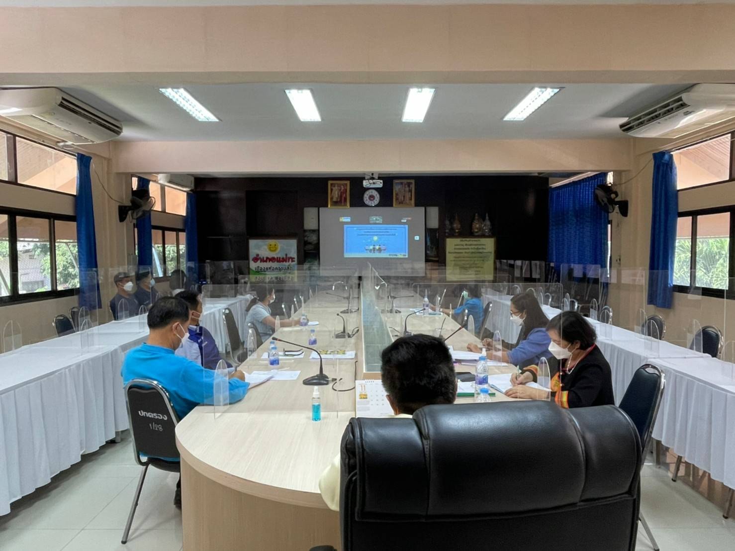พช.ลำปาง   ร่วมรับฟังการประชุมชี้แจงการขับเคลื่อนการดำเนินงานขจัดความยากจนและพัฒนาคนทุกช่วงวัยอย่างยั่งยืนตามหลักปรัชญาของเศรษฐกิจพอเพียง