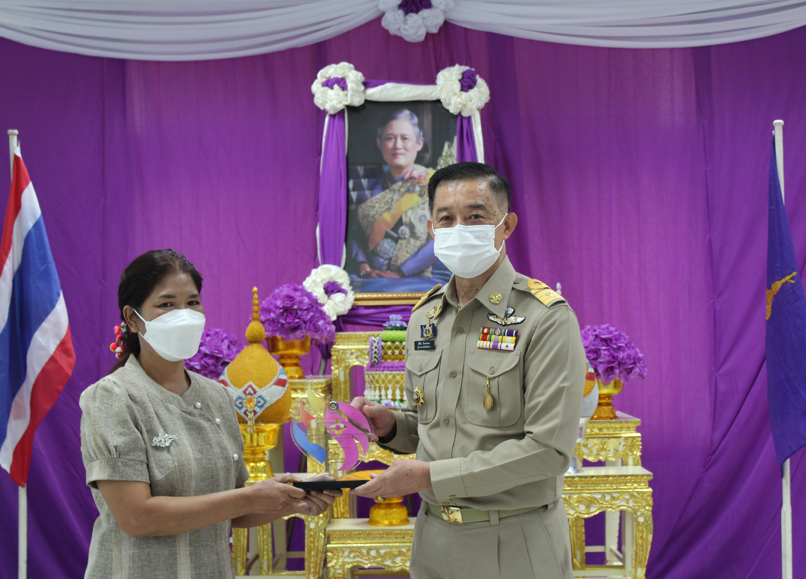 ? พช.ลำปาง เชิดชูเกียรติแก่บุคคลและองค์กรต้นแบบการน้อมนำแนวทางพระราชดำริของสมเด็จพระกนิษฐาธิราชเจ้า กรมสมเด็จพระเทพรัตนราชสุดาฯ สยามบรมราชกุมารี  สร้างความมั่นคงทางอาหาร สู่ปฏิบัติการ 90 วัน ปลูกผักสวนครัวสร้างความมั่นคงทางอาหาร รอบ 2