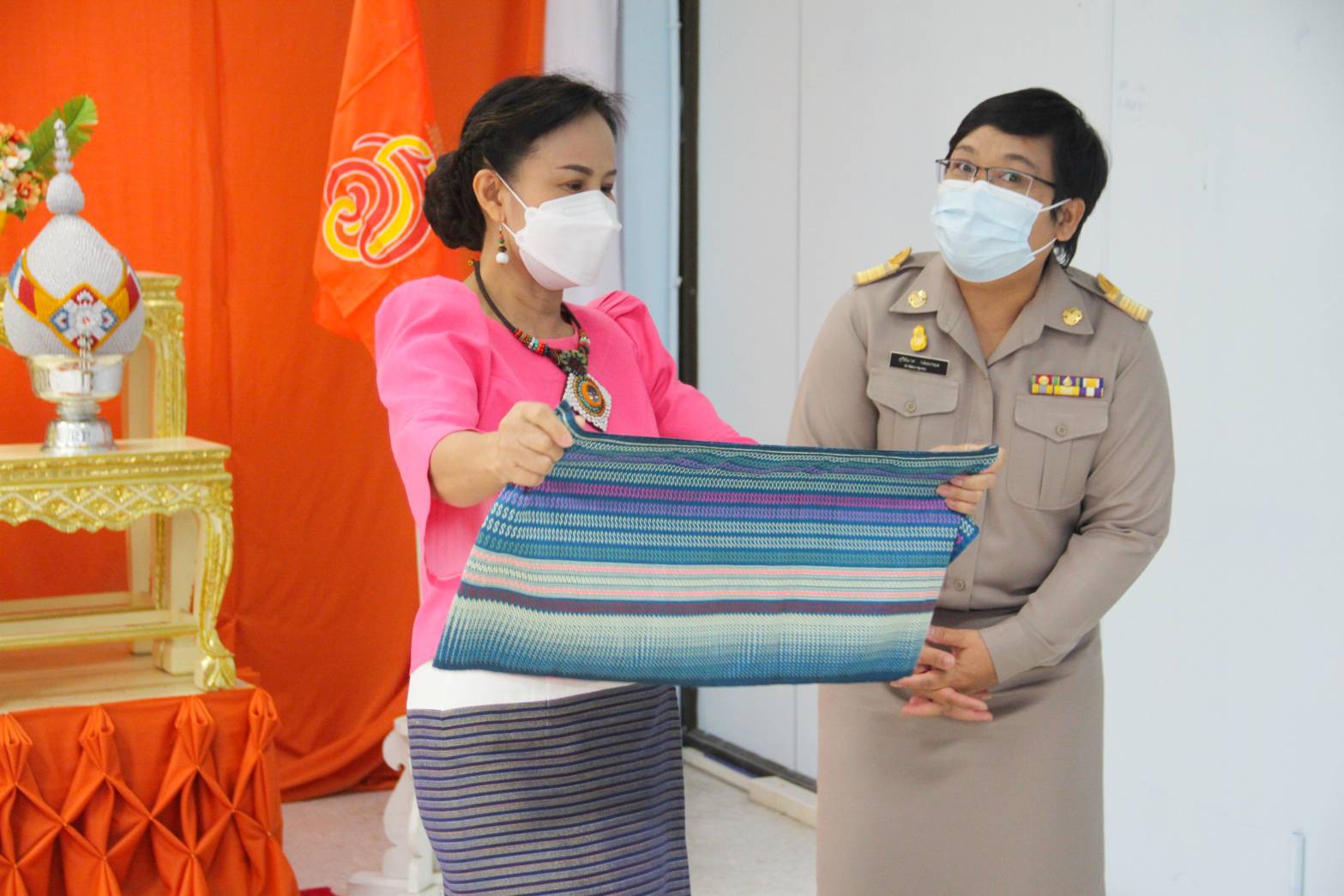 แม่บ้านมหาดไทยจังหวัดลำปาง ร่วมกับ พช. ลำปาง ส่งเสริมการใช้และสวมใส่ผ้าไทยของทุกภาคส่วน