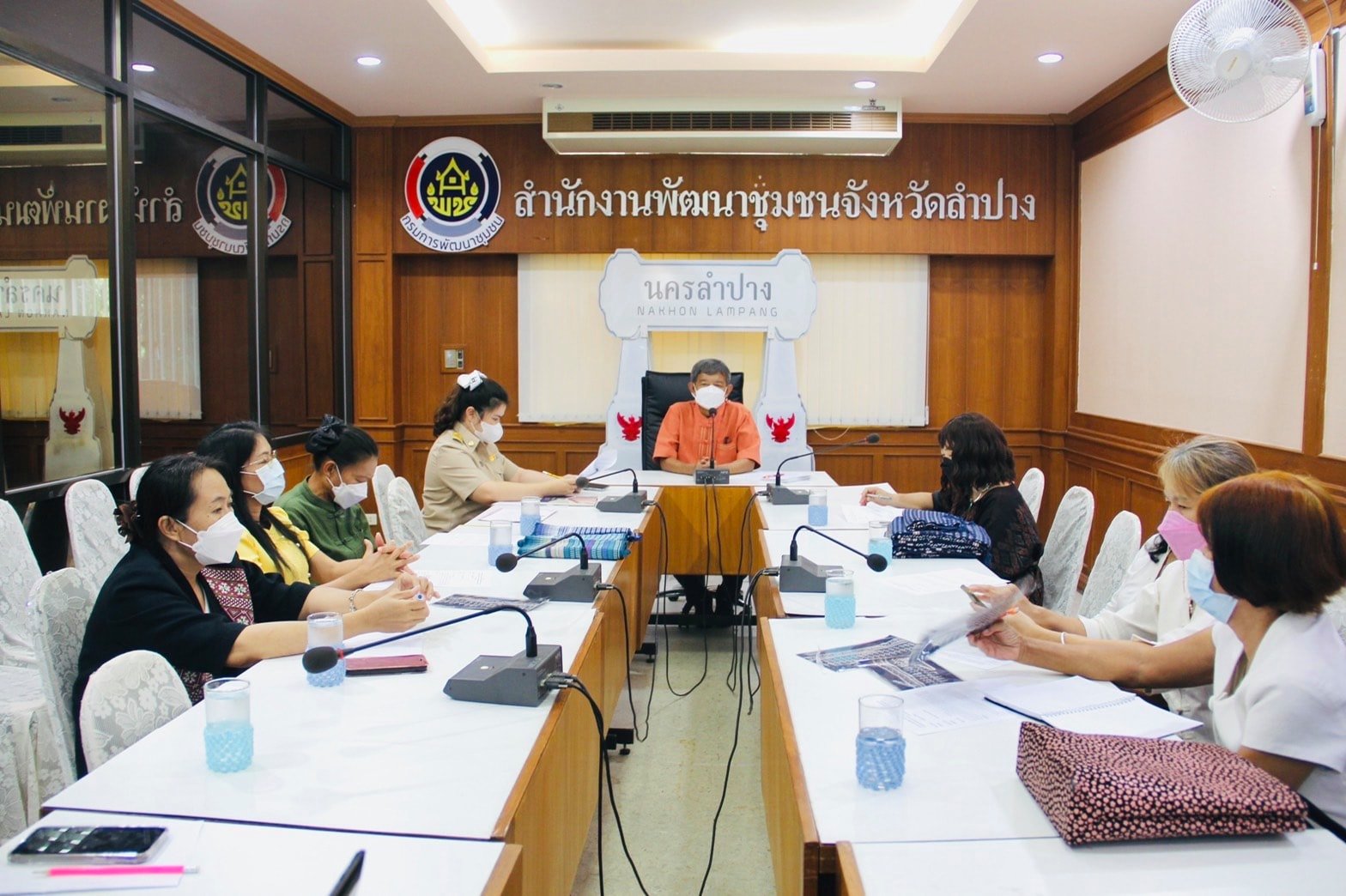 พช.ลำปาง   ขานรับนโยบาย”ส่งเสริมการใข้และสวมใส่ผ้าไทย” ให้ต่อเนื่อง จัดประชุมเตรียมความพร้อมการดำเนินงานแก่กลุ่ม ผู้ผลิต ผู้ประกอบการ OTOP ประเภทผ้าและเครื่องแต่งกาย รวมถึงผู้ประกอบการตัดเย็บผ้าไทย