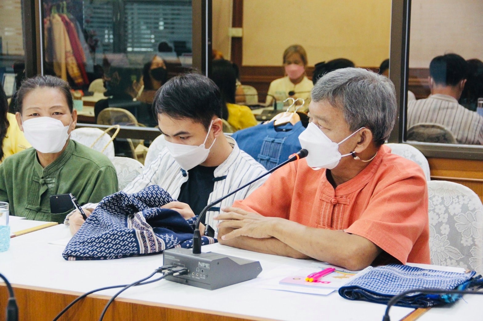 พช.ลำปาง   ขานรับนโยบาย”ส่งเสริมการใข้และสวมใส่ผ้าไทย” ให้ต่อเนื่อง จัดประชุมเตรียมความพร้อมการดำเนินงานแก่กลุ่ม ผู้ผลิต ผู้ประกอบการ OTOP ประเภทผ้าและเครื่องแต่งกาย รวมถึงผู้ประกอบการตัดเย็บผ้าไทย