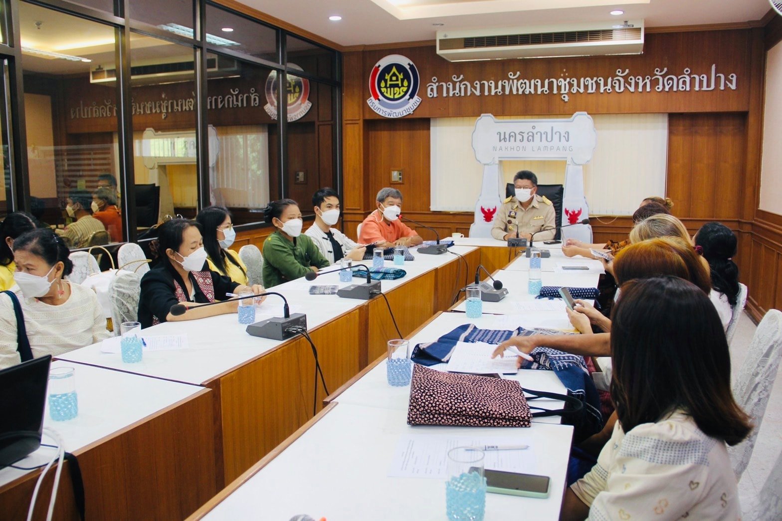 พช.ลำปาง   ขานรับนโยบาย”ส่งเสริมการใข้และสวมใส่ผ้าไทย” ให้ต่อเนื่อง จัดประชุมเตรียมความพร้อมการดำเนินงานแก่กลุ่ม ผู้ผลิต ผู้ประกอบการ OTOP ประเภทผ้าและเครื่องแต่งกาย รวมถึงผู้ประกอบการตัดเย็บผ้าไทย