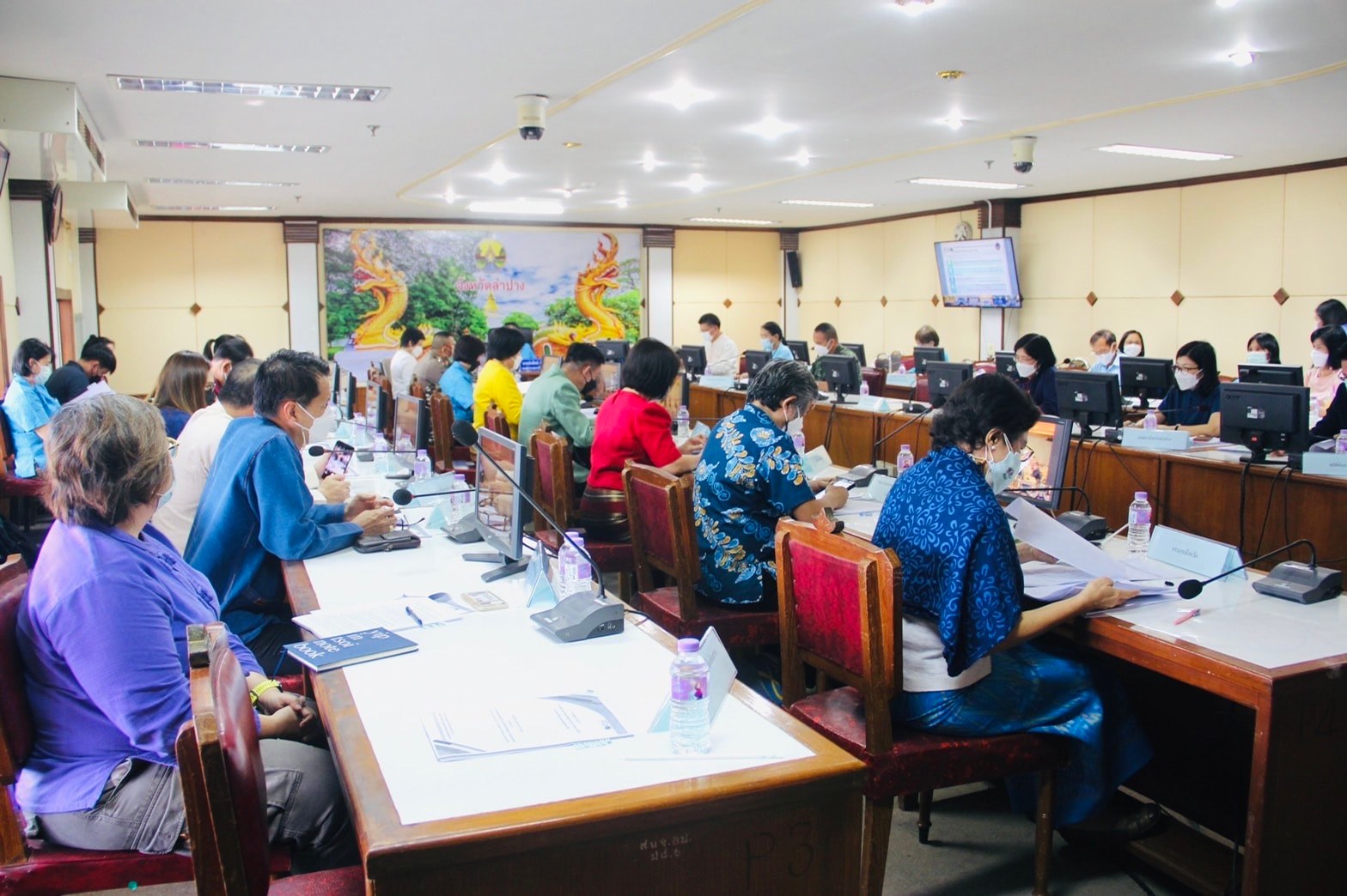 จังหวัดลำปาง  ร่วมการประชุมมอบนโยบายการขจัดความยากจนและพัฒนาคนทุกช่วงวัยอย่างยั่งยืน ตามหลักปรัชญาเศรษฐกิจพอเพียง