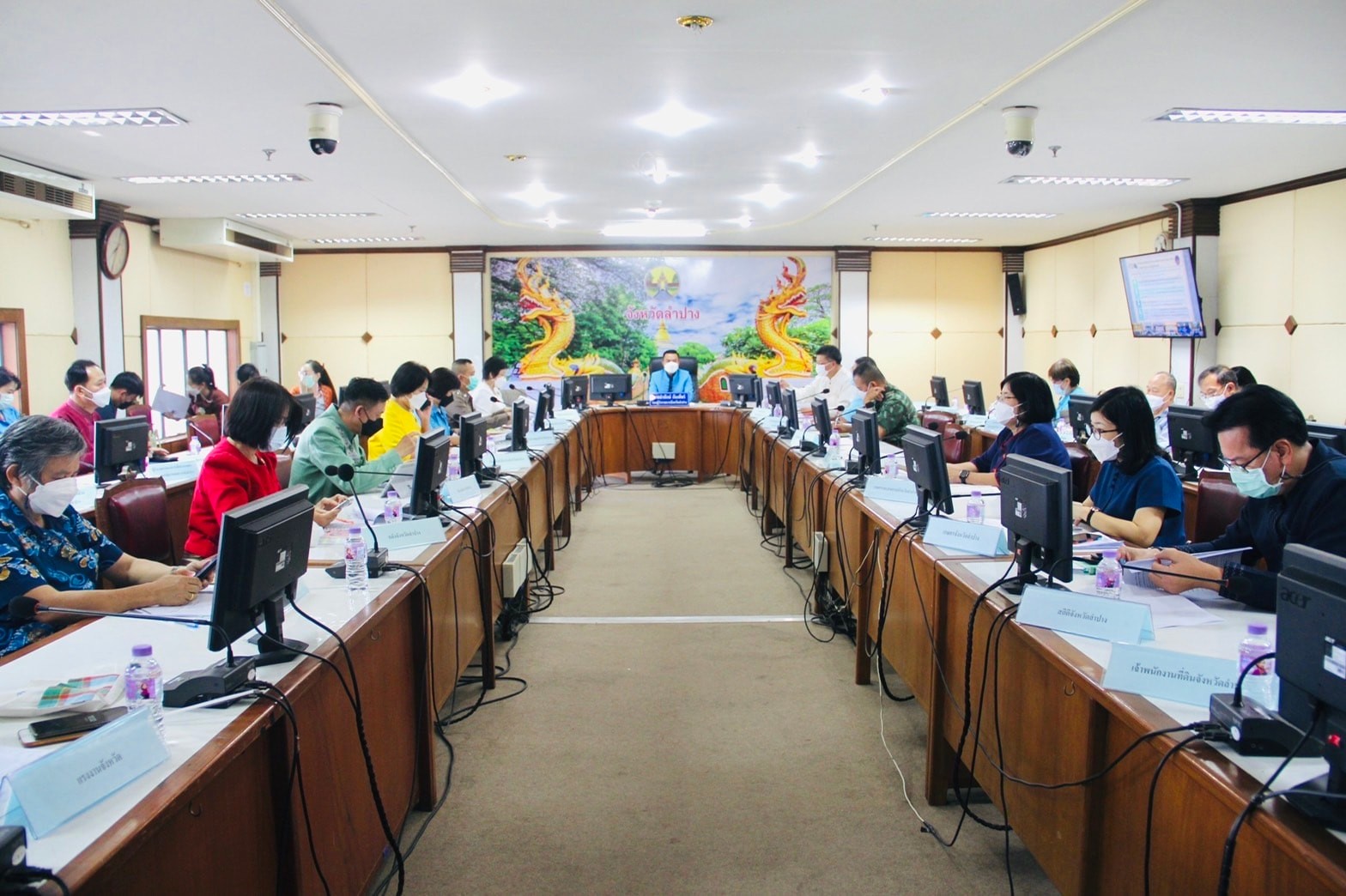 จังหวัดลำปาง  ร่วมการประชุมมอบนโยบายการขจัดความยากจนและพัฒนาคนทุกช่วงวัยอย่างยั่งยืน ตามหลักปรัชญาเศรษฐกิจพอเพียง