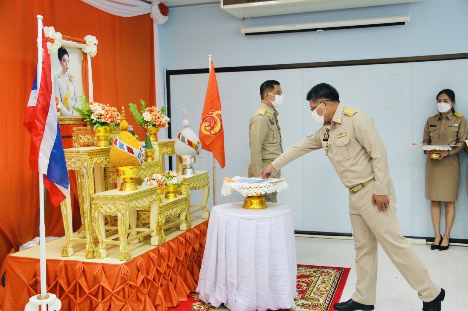 ? พช.ลำปาง จัดพิธีรับมอบแบบลายผ้าบาติกพระราชทาน สมเด็จพระเจ้าลูกเธอ เจ้าฟ้าสิริวัณณวรี นารีรัตนราชกัญญา