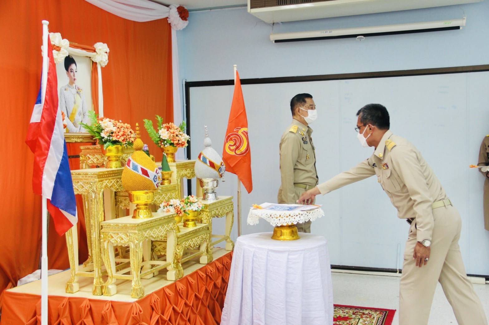 ? พช.ลำปาง จัดพิธีรับมอบแบบลายผ้าบาติกพระราชทาน สมเด็จพระเจ้าลูกเธอ เจ้าฟ้าสิริวัณณวรี นารีรัตนราชกัญญา