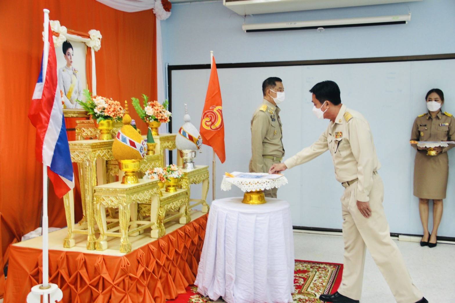 ? พช.ลำปาง จัดพิธีรับมอบแบบลายผ้าบาติกพระราชทาน สมเด็จพระเจ้าลูกเธอ เจ้าฟ้าสิริวัณณวรี นารีรัตนราชกัญญา