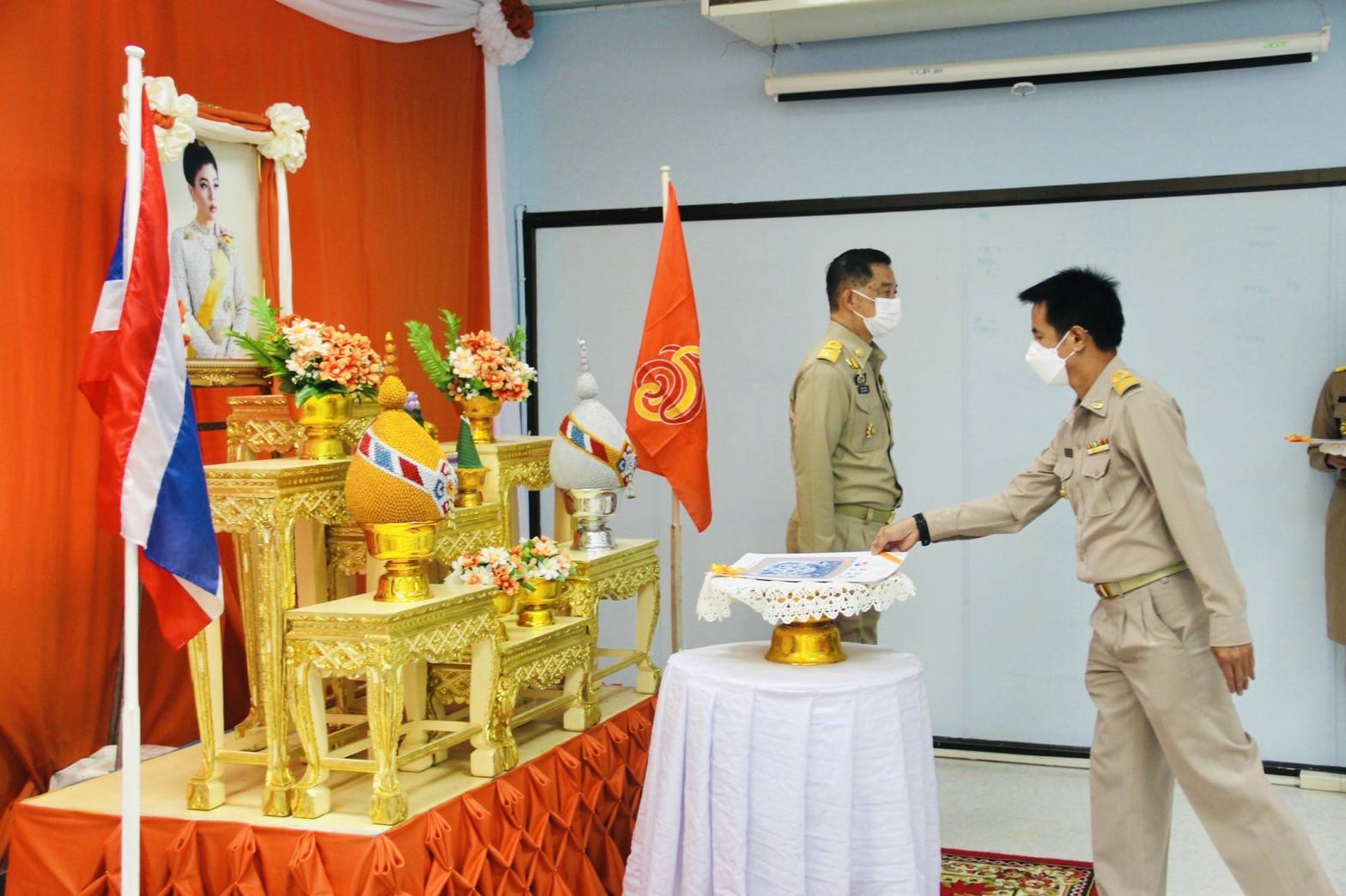 ? พช.ลำปาง จัดพิธีรับมอบแบบลายผ้าบาติกพระราชทาน สมเด็จพระเจ้าลูกเธอ เจ้าฟ้าสิริวัณณวรี นารีรัตนราชกัญญา