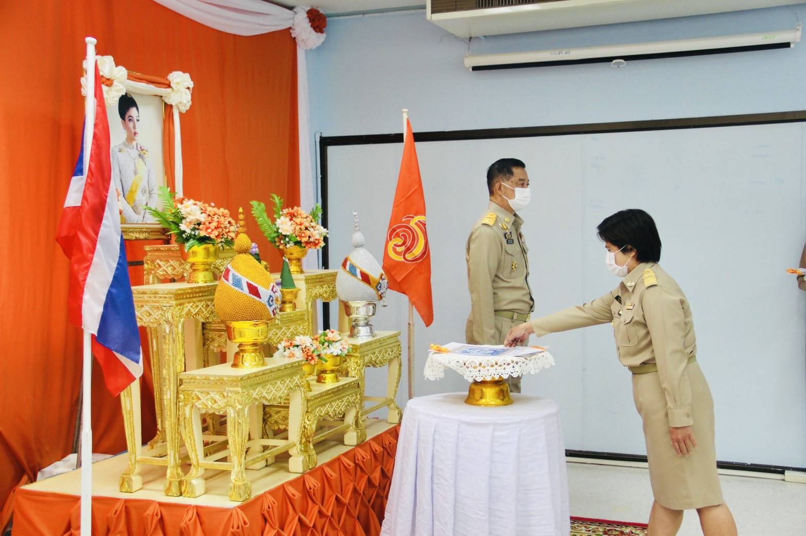 ? พช.ลำปาง จัดพิธีรับมอบแบบลายผ้าบาติกพระราชทาน สมเด็จพระเจ้าลูกเธอ เจ้าฟ้าสิริวัณณวรี นารีรัตนราชกัญญา