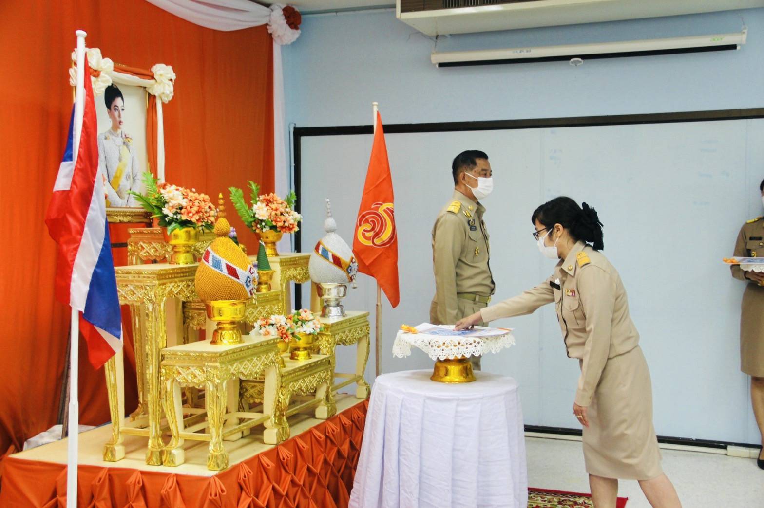 ? พช.ลำปาง จัดพิธีรับมอบแบบลายผ้าบาติกพระราชทาน สมเด็จพระเจ้าลูกเธอ เจ้าฟ้าสิริวัณณวรี นารีรัตนราชกัญญา