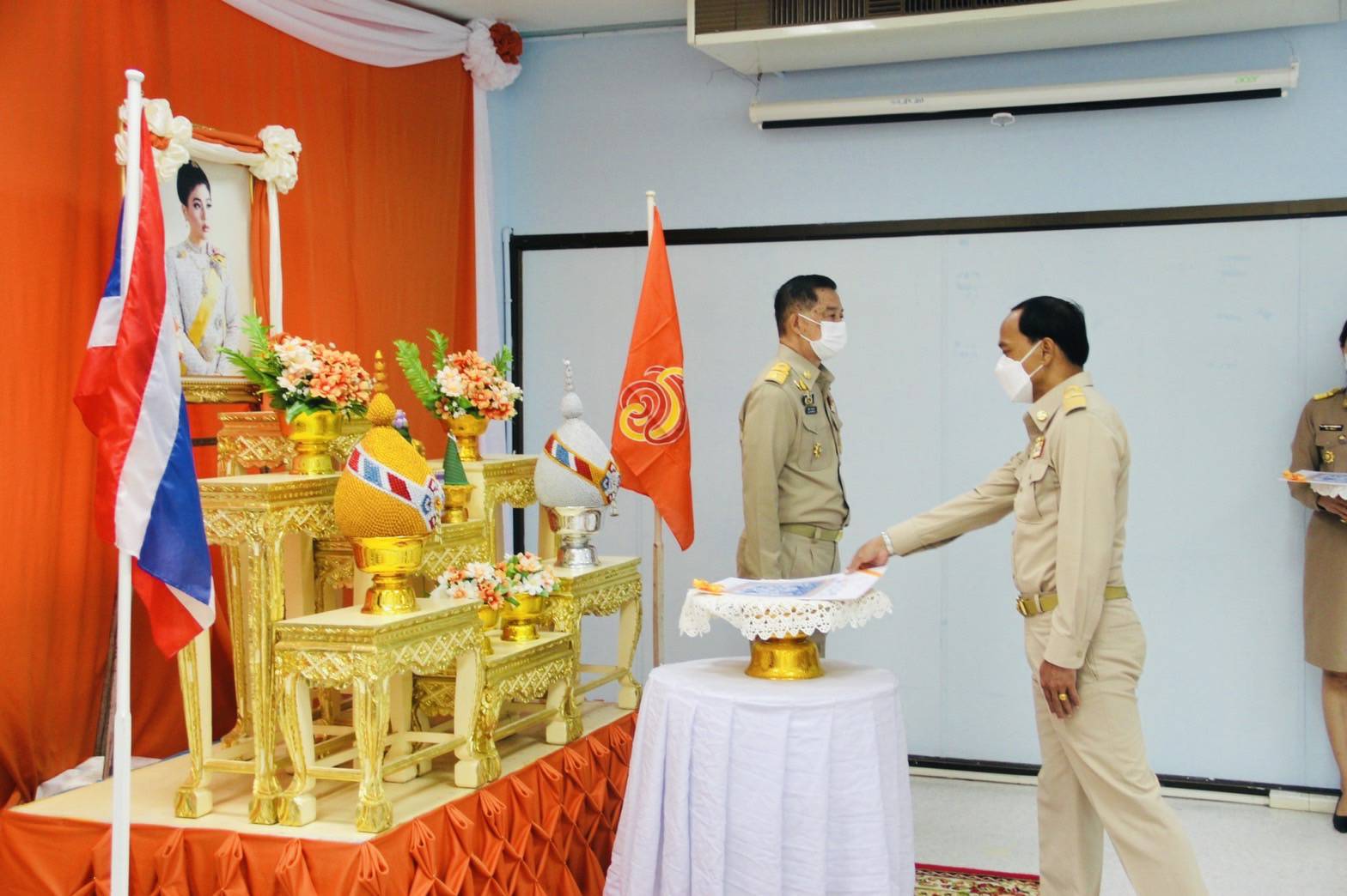 ? พช.ลำปาง จัดพิธีรับมอบแบบลายผ้าบาติกพระราชทาน สมเด็จพระเจ้าลูกเธอ เจ้าฟ้าสิริวัณณวรี นารีรัตนราชกัญญา