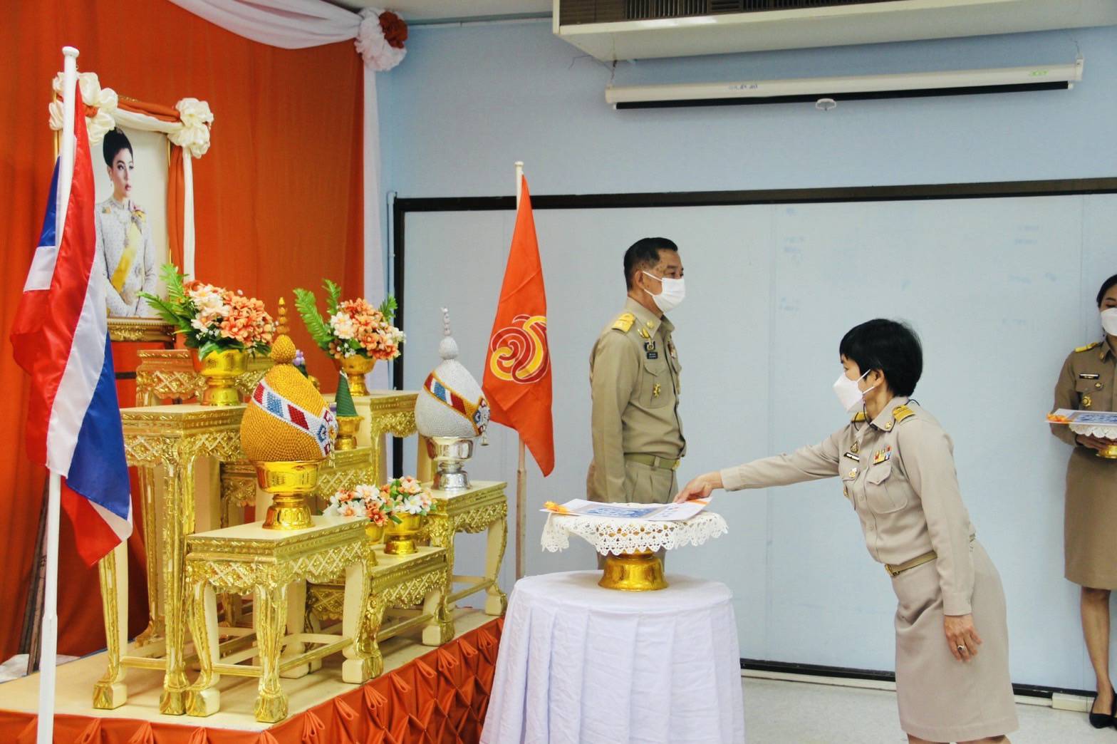 ? พช.ลำปาง จัดพิธีรับมอบแบบลายผ้าบาติกพระราชทาน สมเด็จพระเจ้าลูกเธอ เจ้าฟ้าสิริวัณณวรี นารีรัตนราชกัญญา