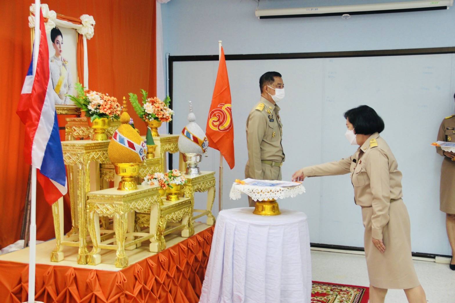 ? พช.ลำปาง จัดพิธีรับมอบแบบลายผ้าบาติกพระราชทาน สมเด็จพระเจ้าลูกเธอ เจ้าฟ้าสิริวัณณวรี นารีรัตนราชกัญญา