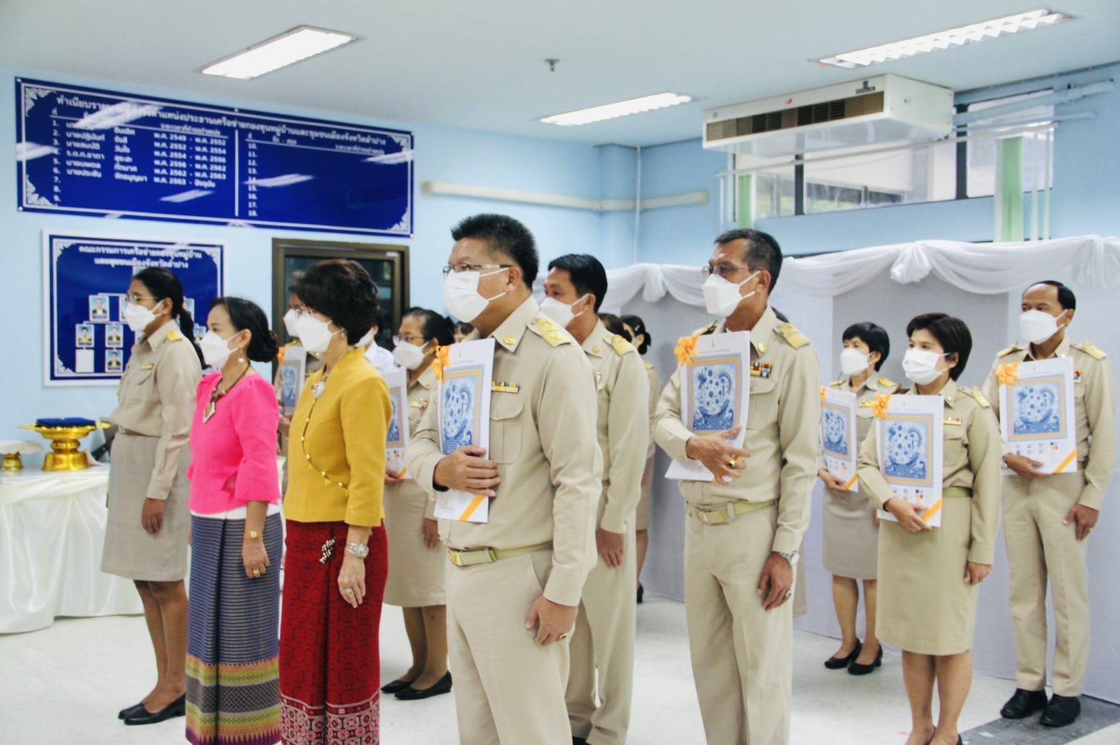 ? พช.ลำปาง จัดพิธีรับมอบแบบลายผ้าบาติกพระราชทาน สมเด็จพระเจ้าลูกเธอ เจ้าฟ้าสิริวัณณวรี นารีรัตนราชกัญญา