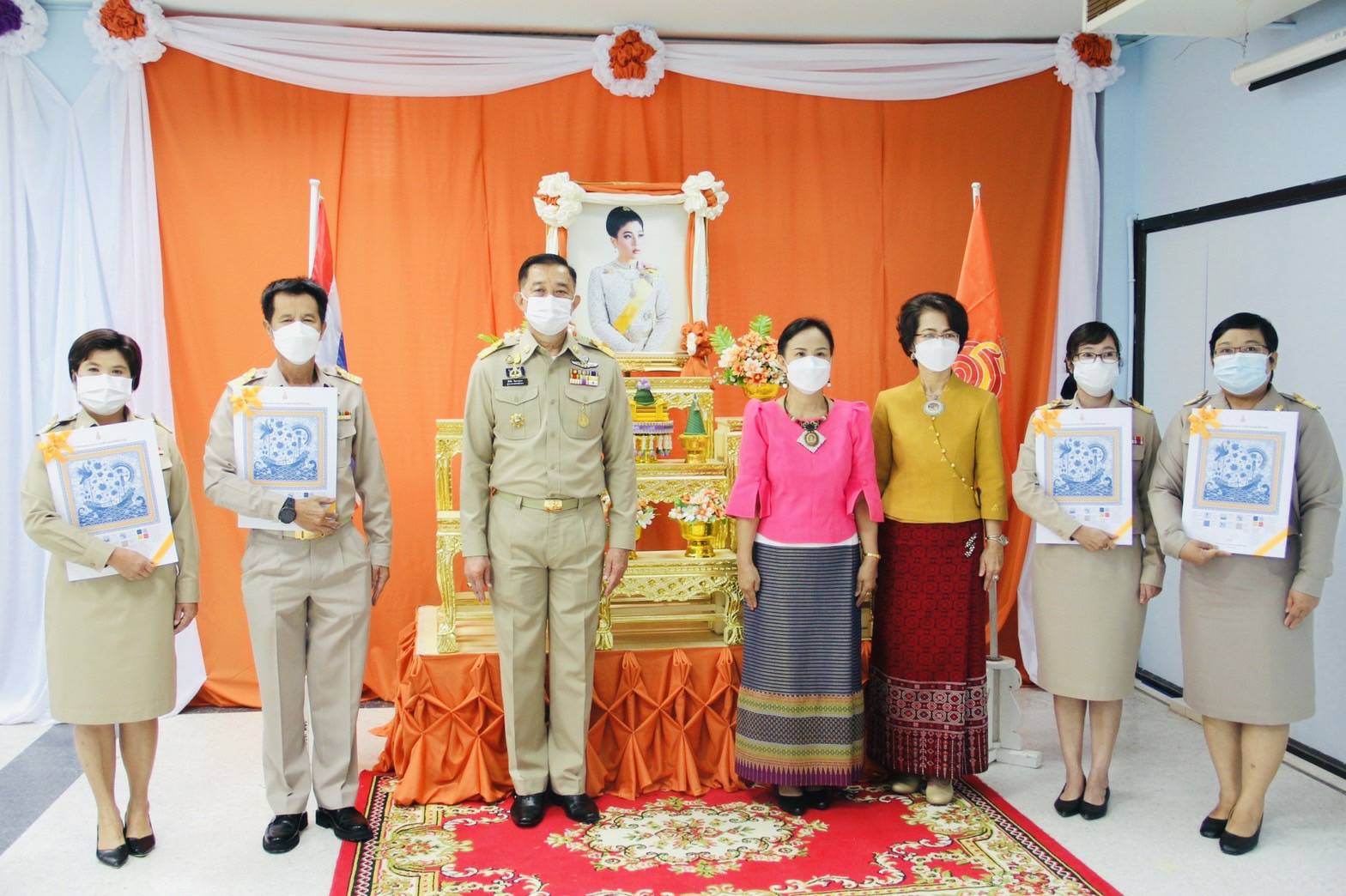 ? พช.ลำปาง จัดพิธีรับมอบแบบลายผ้าบาติกพระราชทาน สมเด็จพระเจ้าลูกเธอ เจ้าฟ้าสิริวัณณวรี นารีรัตนราชกัญญา