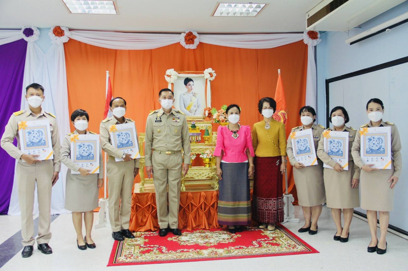 ? พช.ลำปาง จัดพิธีรับมอบแบบลายผ้าบาติกพระราชทาน สมเด็จพระเจ้าลูกเธอ เจ้าฟ้าสิริวัณณวรี นารีรัตนราชกัญญา