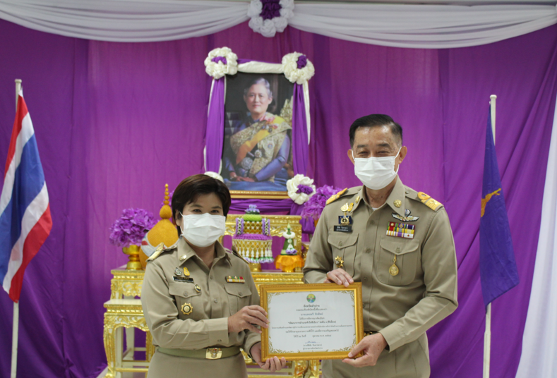 ? พช.ลำปาง เชิดชูเกียรติแก่บุคคลและองค์กรต้นแบบการน้อมนำแนวทางพระราชดำริของสมเด็จพระกนิษฐาธิราชเจ้า กรมสมเด็จพระเทพรัตนราชสุดาฯ สยามบรมราชกุมารี  สร้างความมั่นคงทางอาหาร สู่ปฏิบัติการ 90 วัน ปลูกผักสวนครัวสร้างความมั่นคงทางอาหาร รอบ 2
