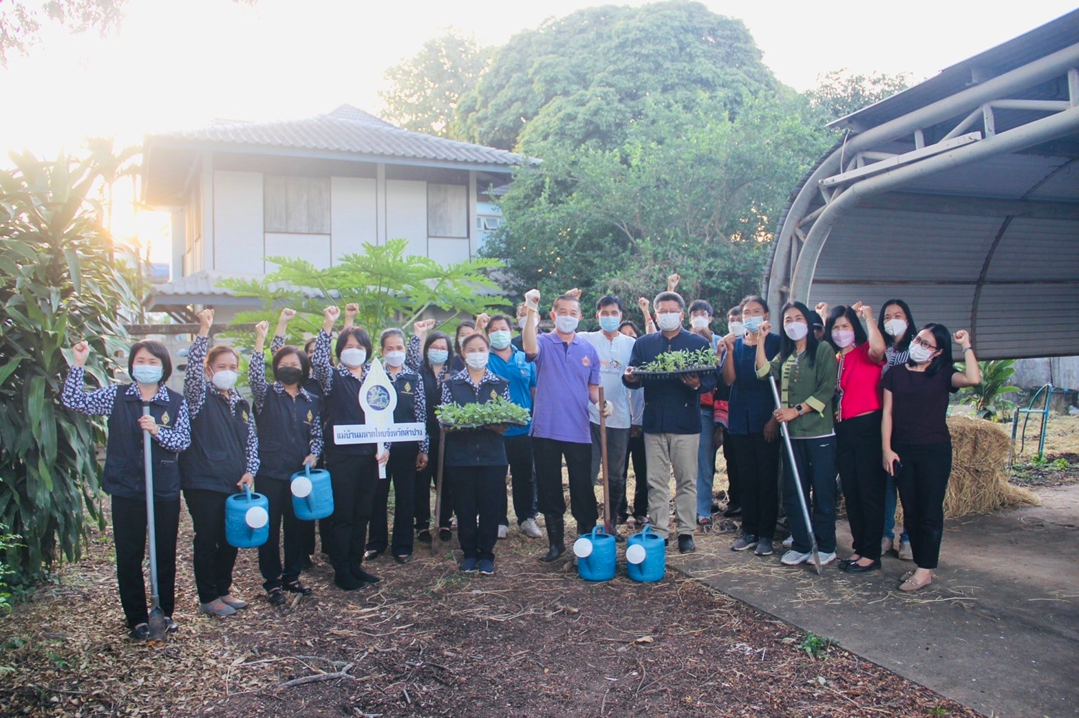 พช.ลำปาง  ร่วมกับแม่บ้านมหาดไทย เปิดจวนผู้ว่าฯ ปลูกผักสวนครัวเพื่อสร้างความมั่นคงทางอาหาร
