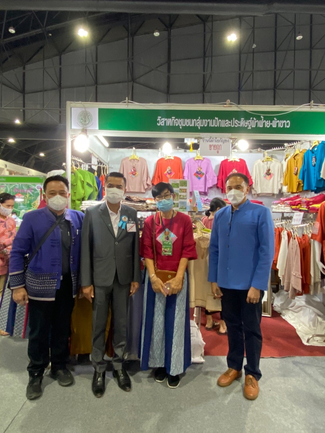 พช.ลำปาง  ผู้ผลิต ผู้ประกอบการลำปางปลื้ม ? หลังรองพ่อเมืองลำปางเข้าเยี่ยมชมบูธพร้อมให้กำลังใจแก่ผู้ประกอบการ OTOP