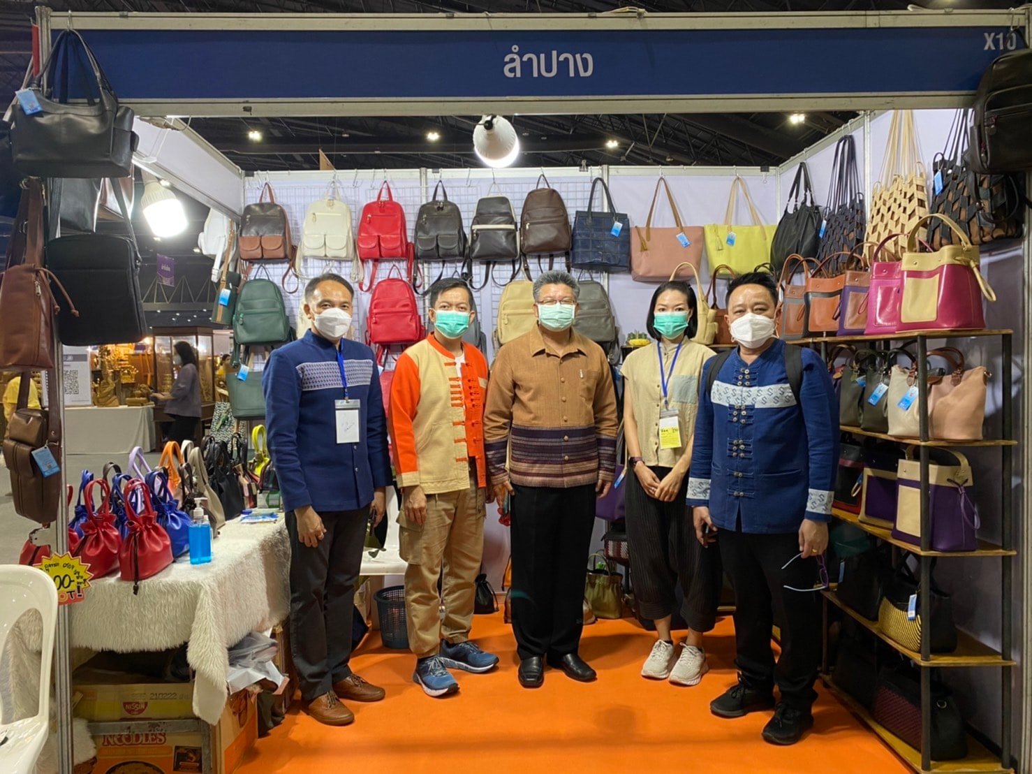 จังหวัดลำปาง   ร่วมเปิดงานอย่างยิ่งใหญ่ มหกรรม “OTOP ไทย สู้ภัยโควิด -19 ”   นายทรงศักดิ์ ทรงศรี รัฐมนตรีช่วยว่าการกระทรวงมหาดไทย ให้เกียรติเป็นประธานเปิดงานฯ ภายใต้แนวคิด ” ผลิตภัณฑ์พื้นถิ่น ศิลปินพื้นบ้าน เศรษฐกิจไทยพ้นภัยโควิด-19 ”  ณ ศูนย์แสดงสินค้าฯ ชาเลนเจอร์ 2 อิมแพ็ค เมืองทองธานี