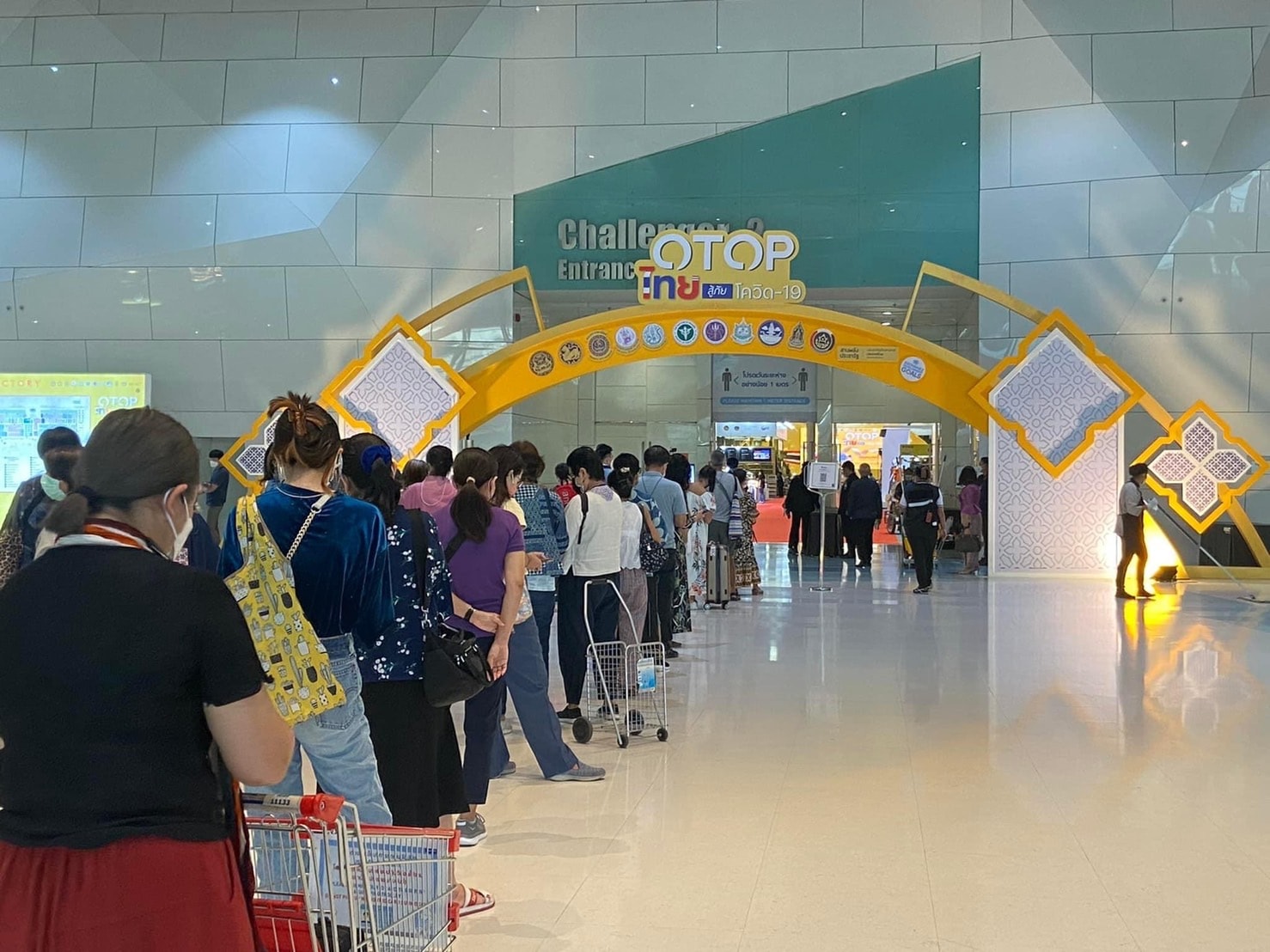 จังหวัดลำปาง   ร่วมเปิดงานอย่างยิ่งใหญ่ มหกรรม “OTOP ไทย สู้ภัยโควิด -19 ”   นายทรงศักดิ์ ทรงศรี รัฐมนตรีช่วยว่าการกระทรวงมหาดไทย ให้เกียรติเป็นประธานเปิดงานฯ ภายใต้แนวคิด ” ผลิตภัณฑ์พื้นถิ่น ศิลปินพื้นบ้าน เศรษฐกิจไทยพ้นภัยโควิด-19 ”  ณ ศูนย์แสดงสินค้าฯ ชาเลนเจอร์ 2 อิมแพ็ค เมืองทองธานี